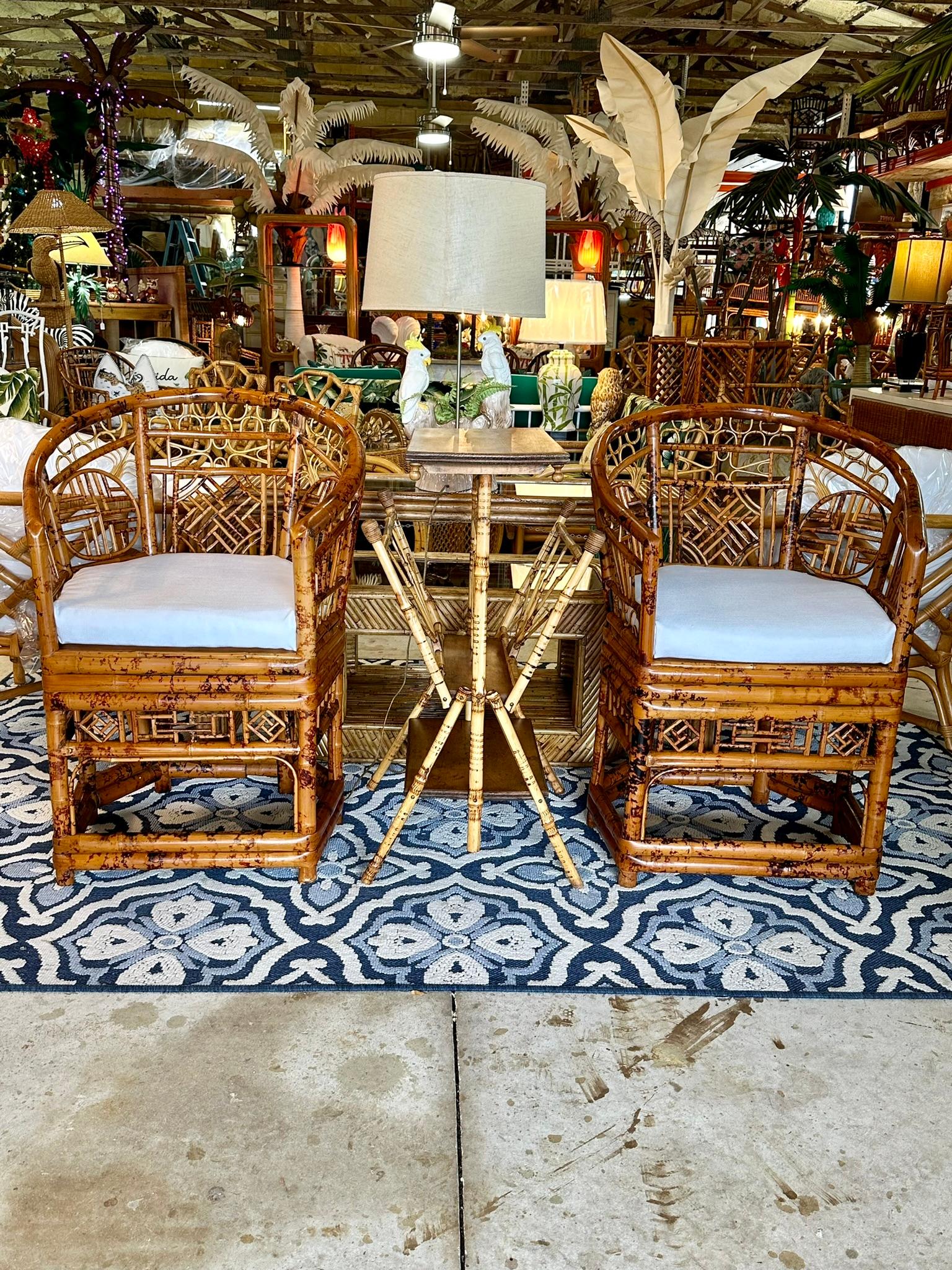 Exquise paire de chaises d'accoudoir en bambou tortue vintage avec détails ajourés Chippendale et nouveaux coussins Sunbrella blancs personnalisés. De style Brighton Pavilion avec une touche de chinoiserie, ils ont été réparés, remis à neuf,
