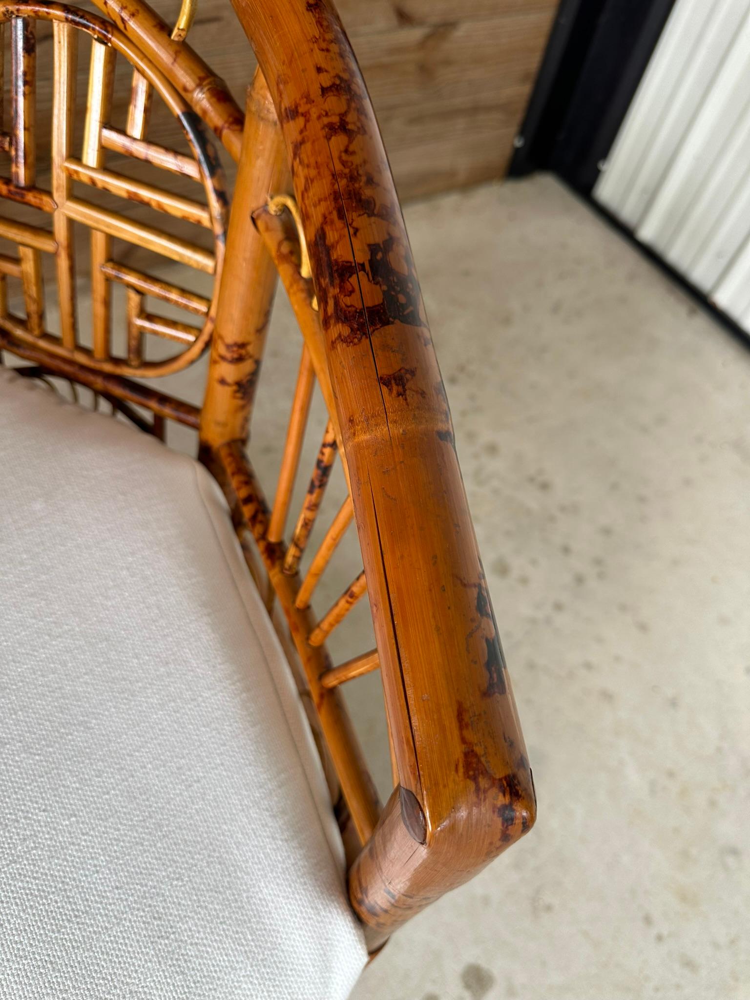 Chinoiseries Chaise d'appoint en bambou tortue Chippendale Chinoiserie du milieu du 20ème siècle - Paire en vente