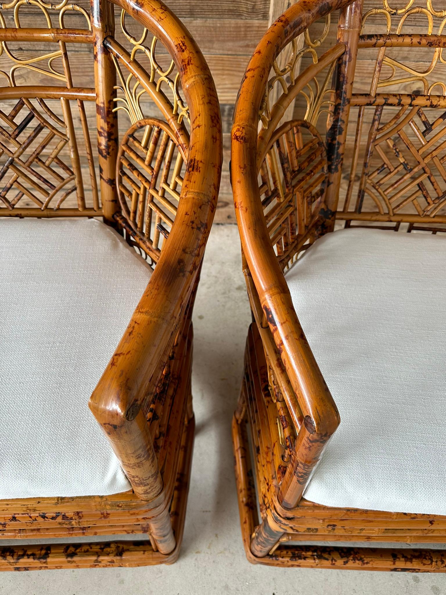 Philippin Chaise d'appoint en bambou tortue Chippendale Chinoiserie du milieu du 20ème siècle - Paire en vente
