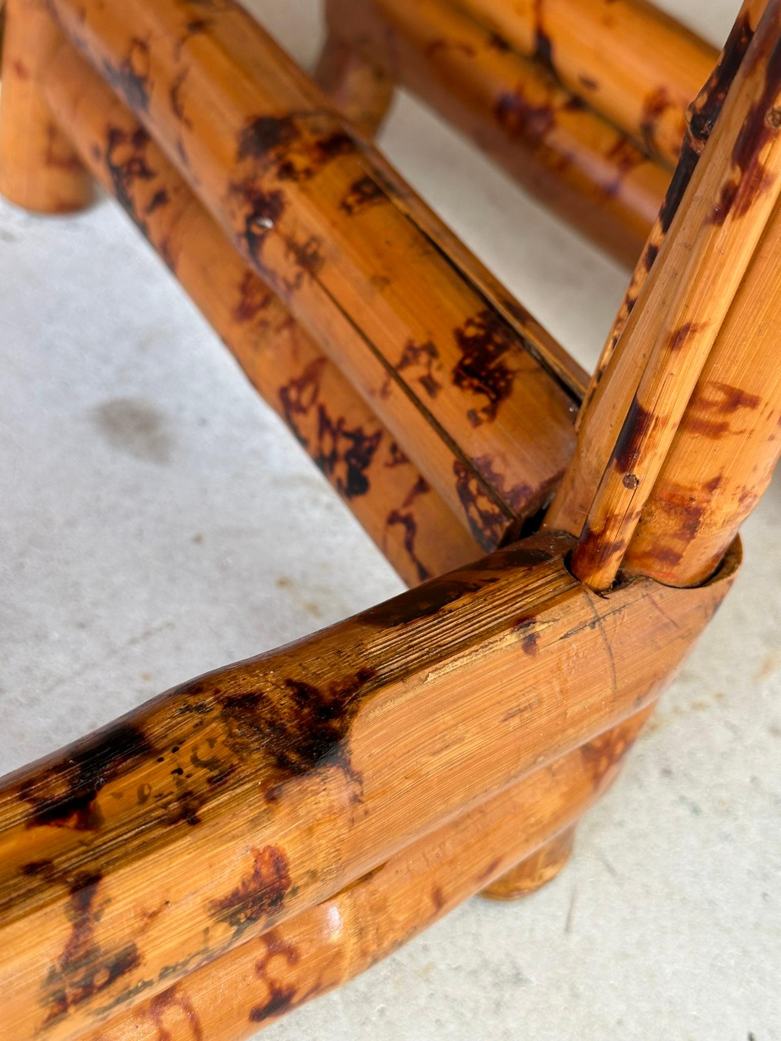 20ième siècle Chaise d'appoint en bambou tortue Chippendale Chinoiserie du milieu du 20ème siècle - Paire en vente