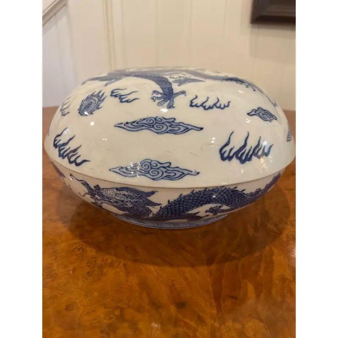 Mid 20th Century Chinoiserie Covered Bowl With Dragon Motif In Good Condition For Sale In Cookeville, TN