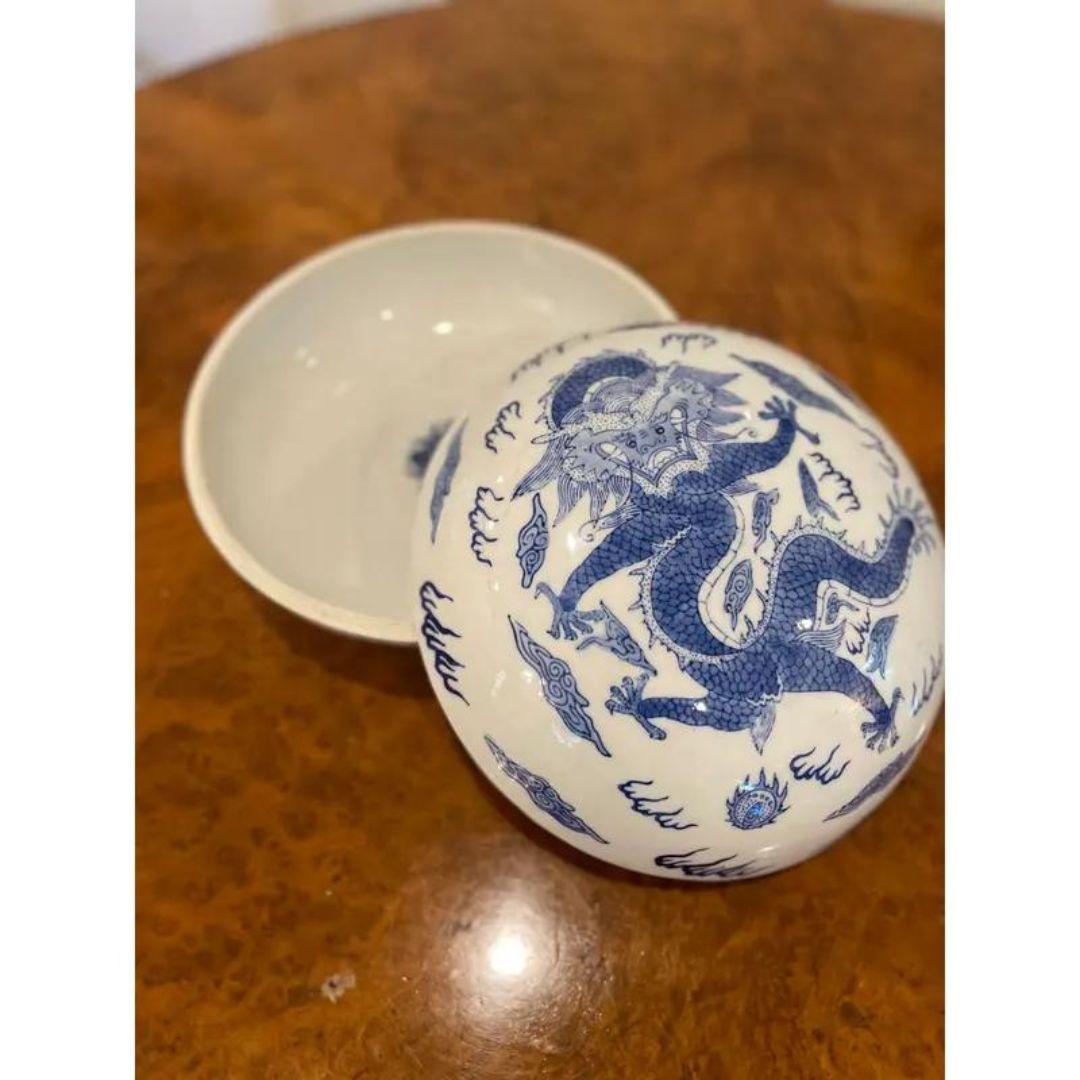 Mid 20th Century Chinoiserie Covered Bowl With Dragon Motif For Sale 5