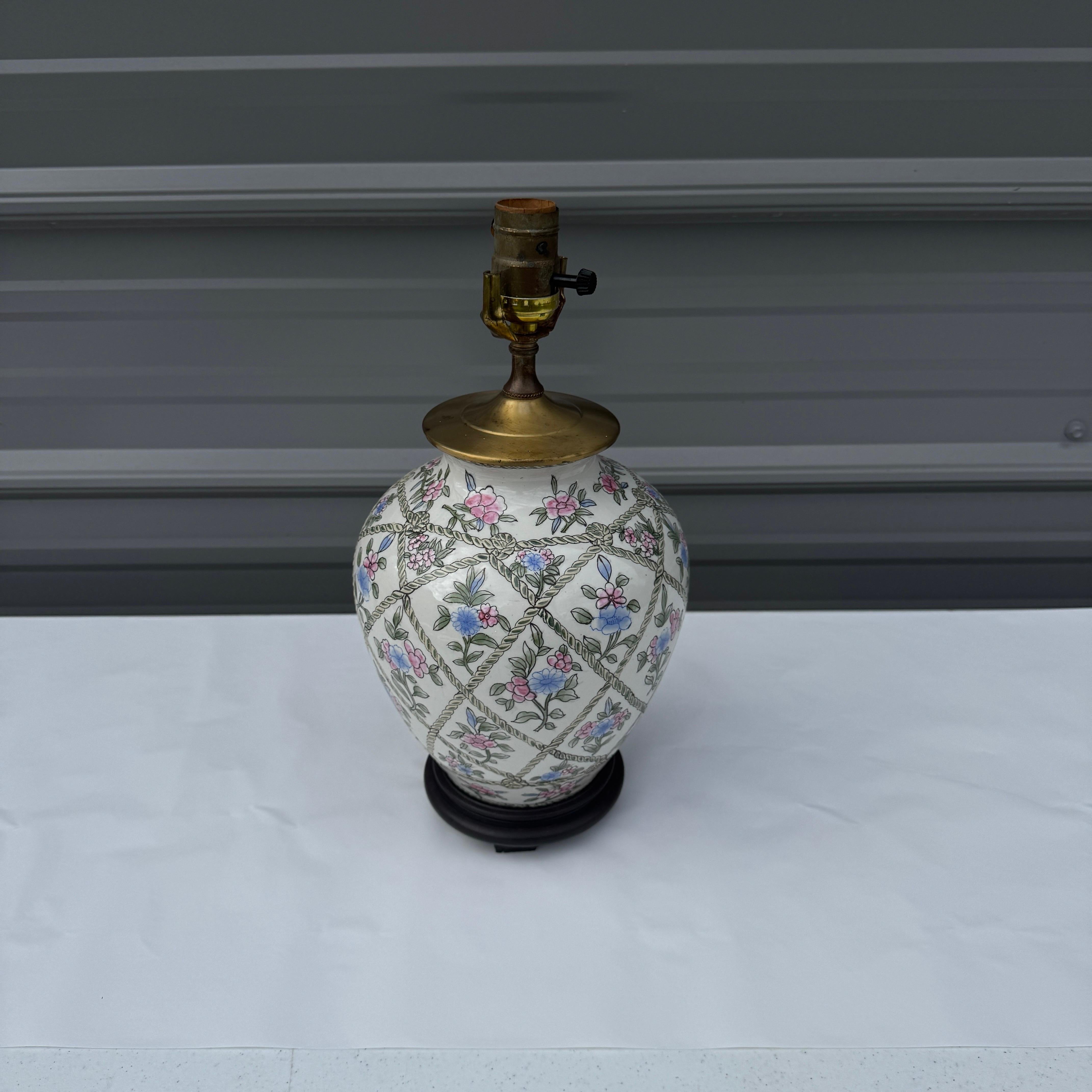 Lampe à pot en gingembre Chinoiserie du milieu du 20e siècle avec motifs floraux et treillis de corde en vente 4