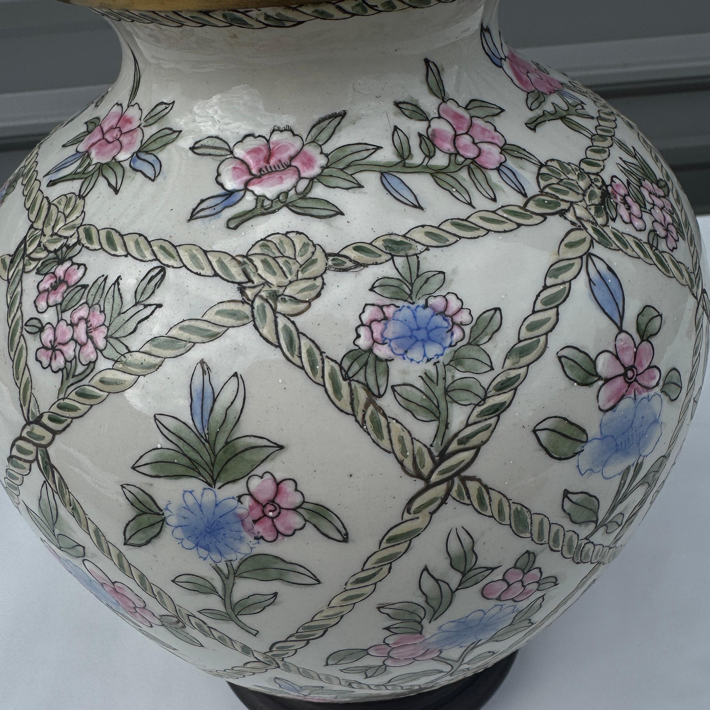 Cette charmante lampe chinoise de style pot de gingembre est ornée d'un motif de treillis en corde peint à la main. La lampe est en bon état de fonctionnement. Pas de fissures ni d'éclats sur la porcelaine. Une réparation/un remplacement a été