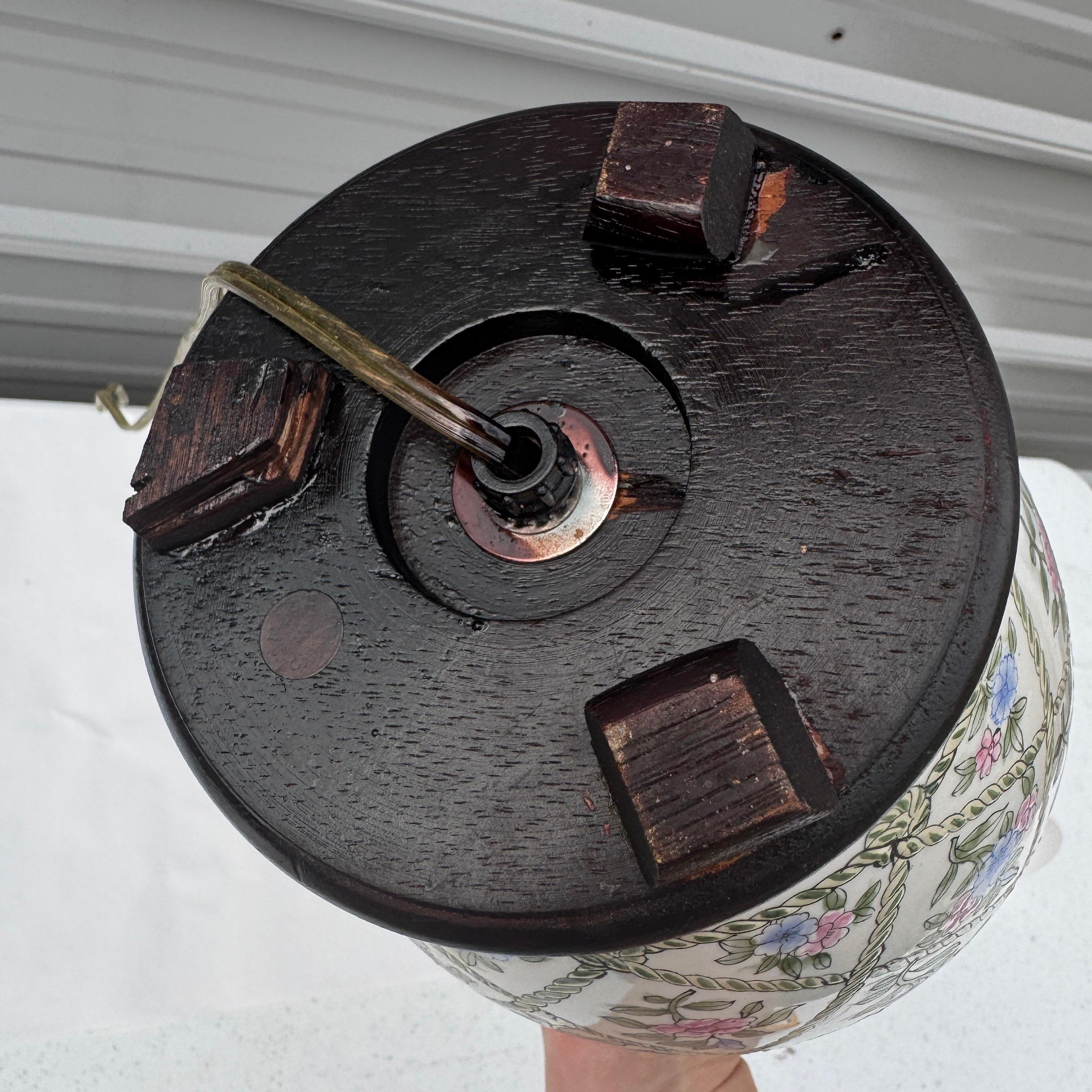 Vernissé Lampe à pot en gingembre Chinoiserie du milieu du 20e siècle avec motifs floraux et treillis de corde en vente