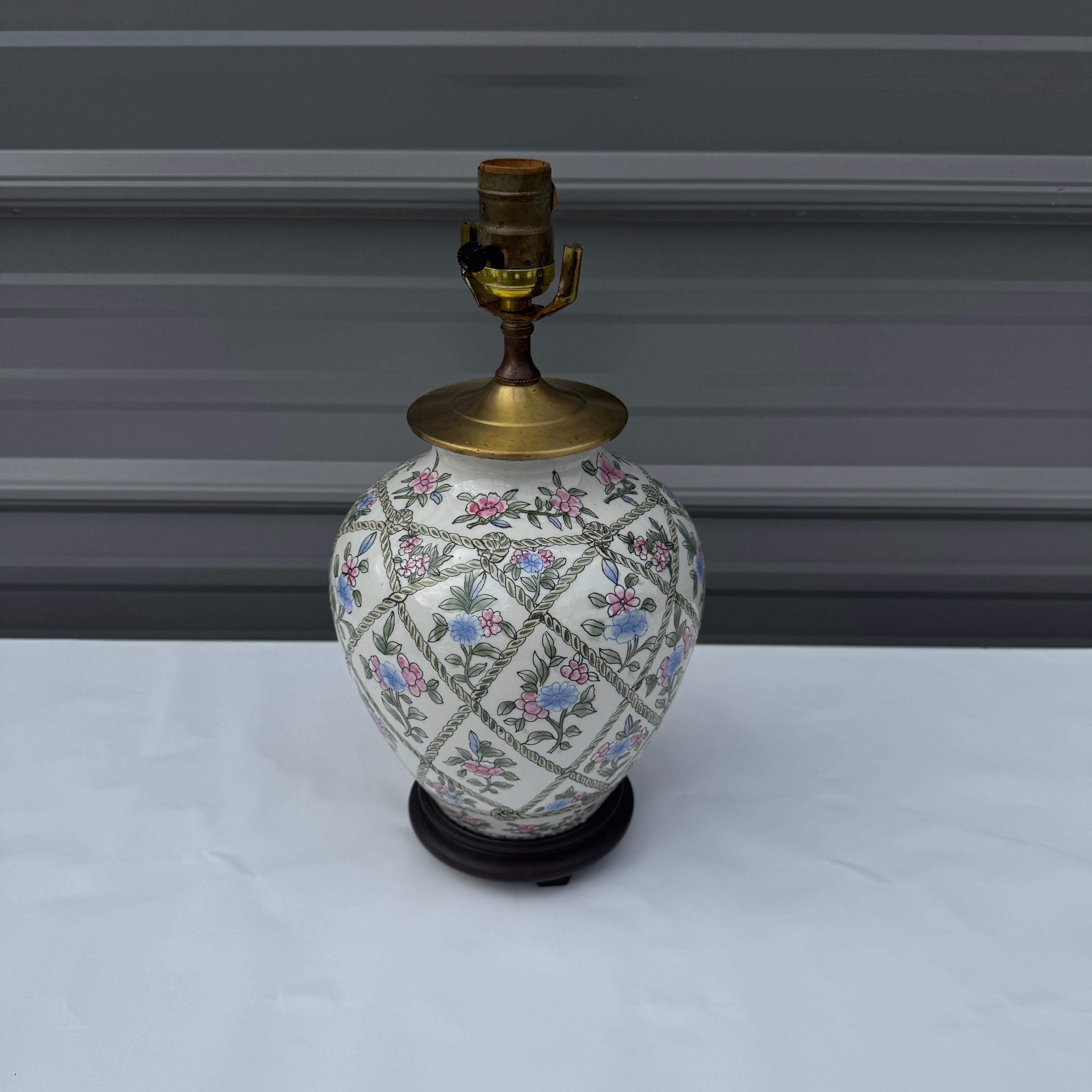 Lampe à pot en gingembre Chinoiserie du milieu du 20e siècle avec motifs floraux et treillis de corde Bon état - En vente à Cordova, SC