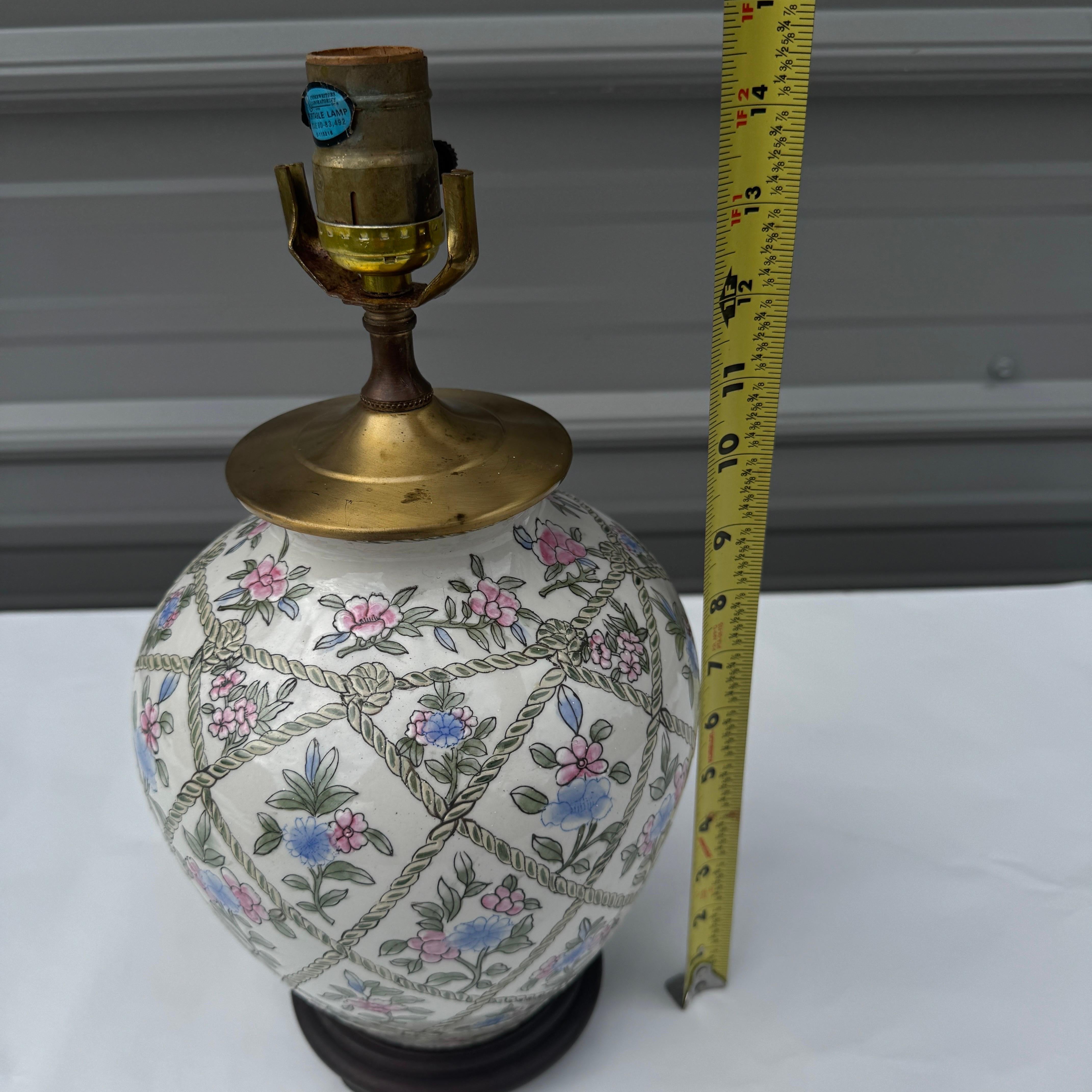 20ième siècle Lampe à pot en gingembre Chinoiserie du milieu du 20e siècle avec motifs floraux et treillis de corde en vente