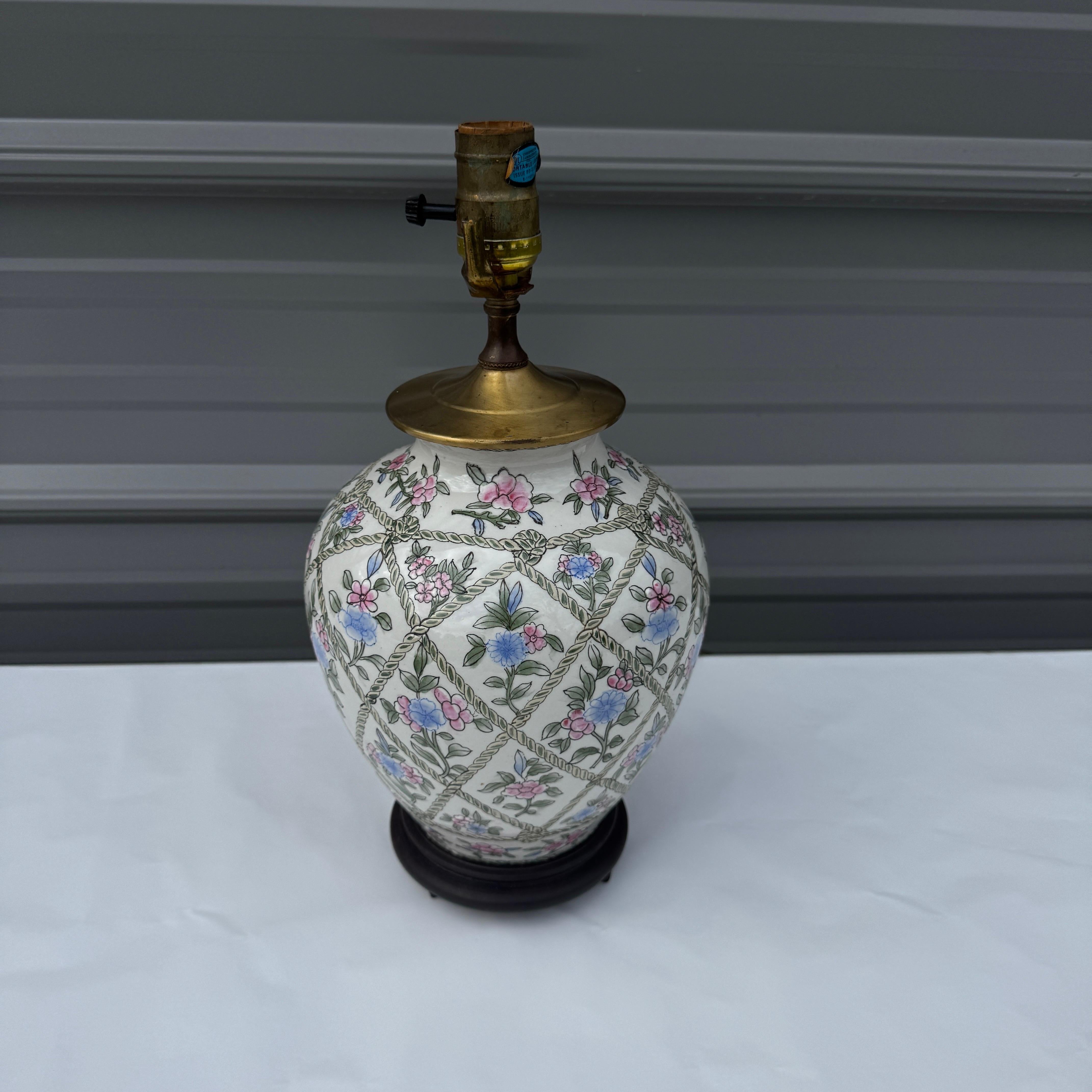 Porcelaine Lampe à pot en gingembre Chinoiserie du milieu du 20e siècle avec motifs floraux et treillis de corde en vente
