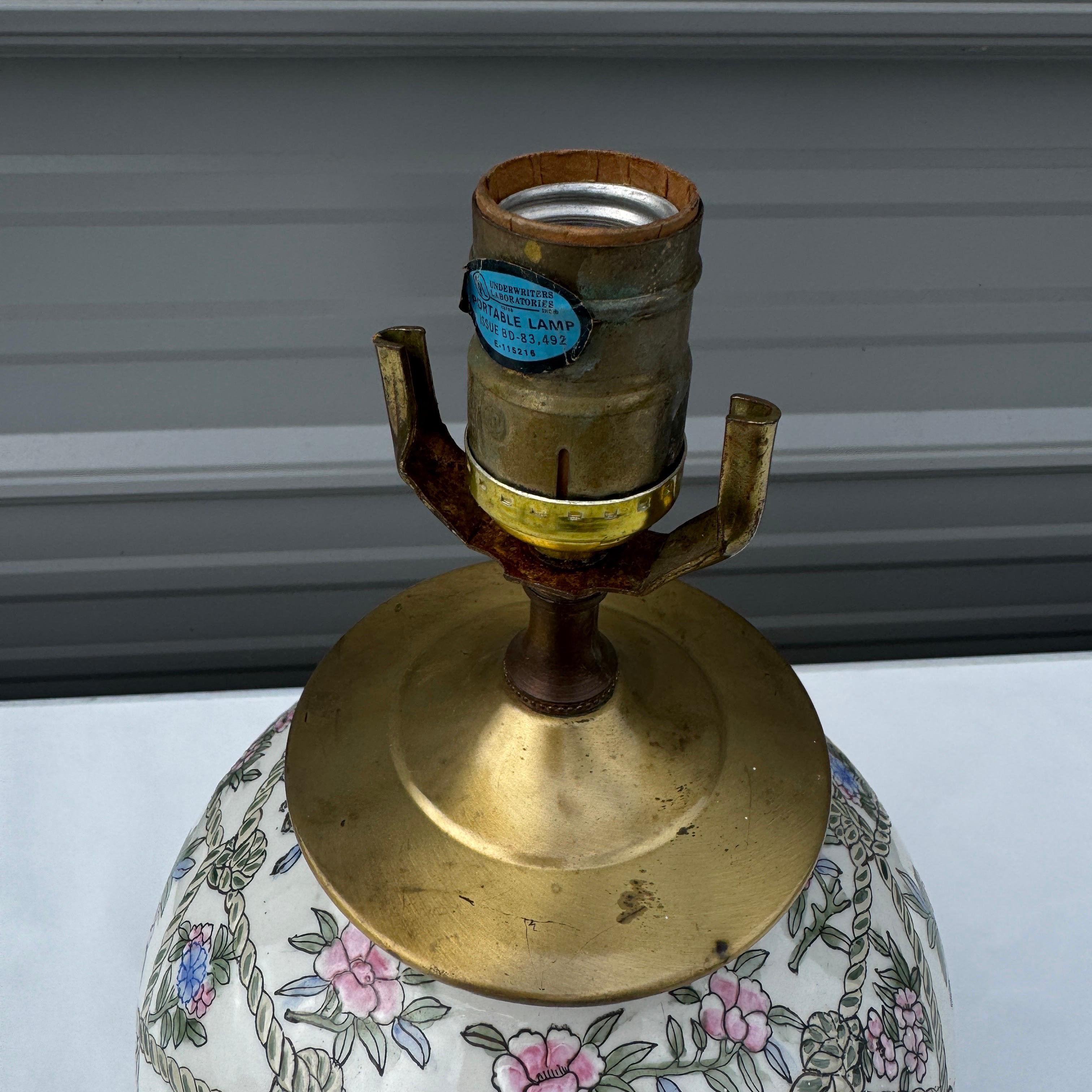 Lampe à pot en gingembre Chinoiserie du milieu du 20e siècle avec motifs floraux et treillis de corde en vente 1