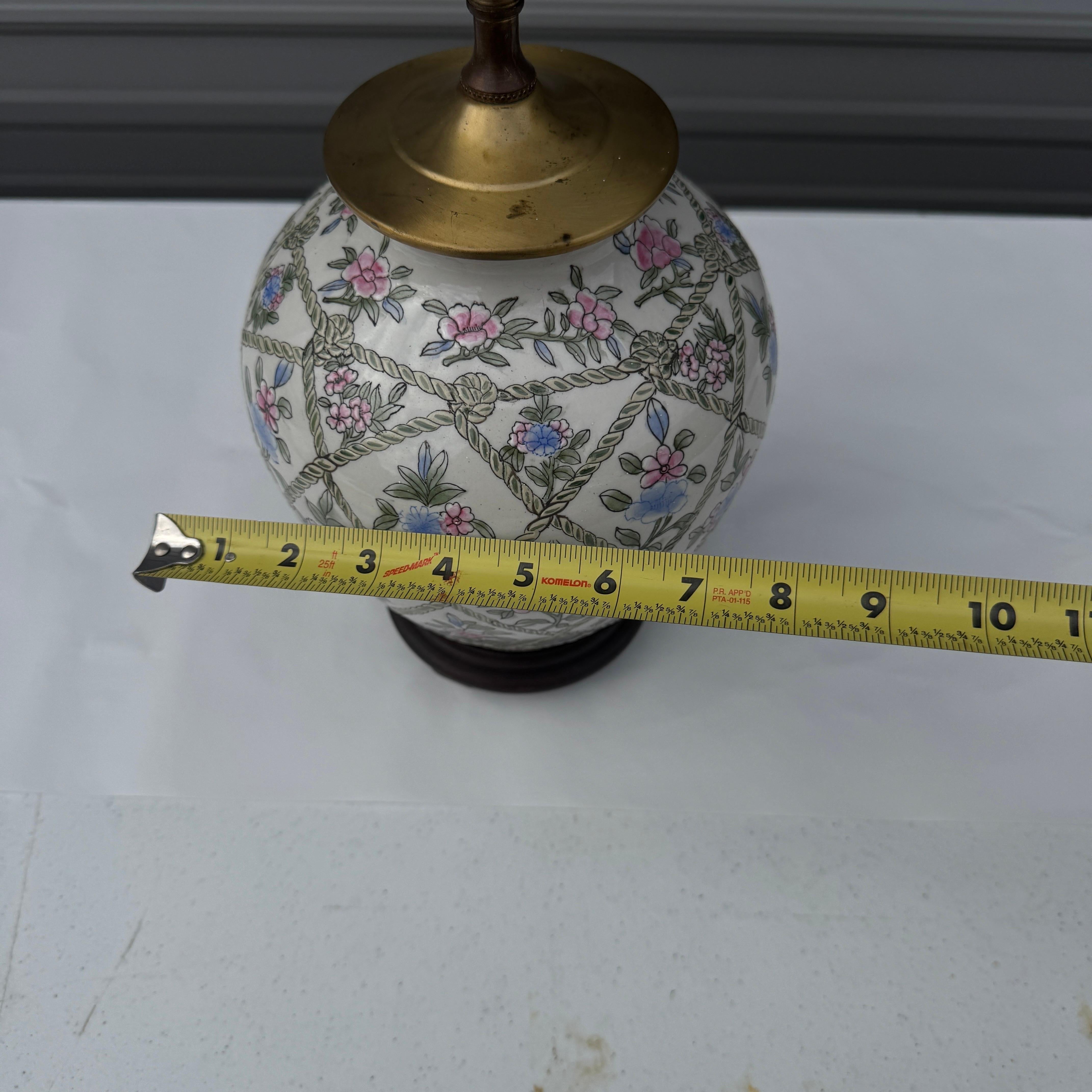 Lampe à pot en gingembre Chinoiserie du milieu du 20e siècle avec motifs floraux et treillis de corde en vente 2