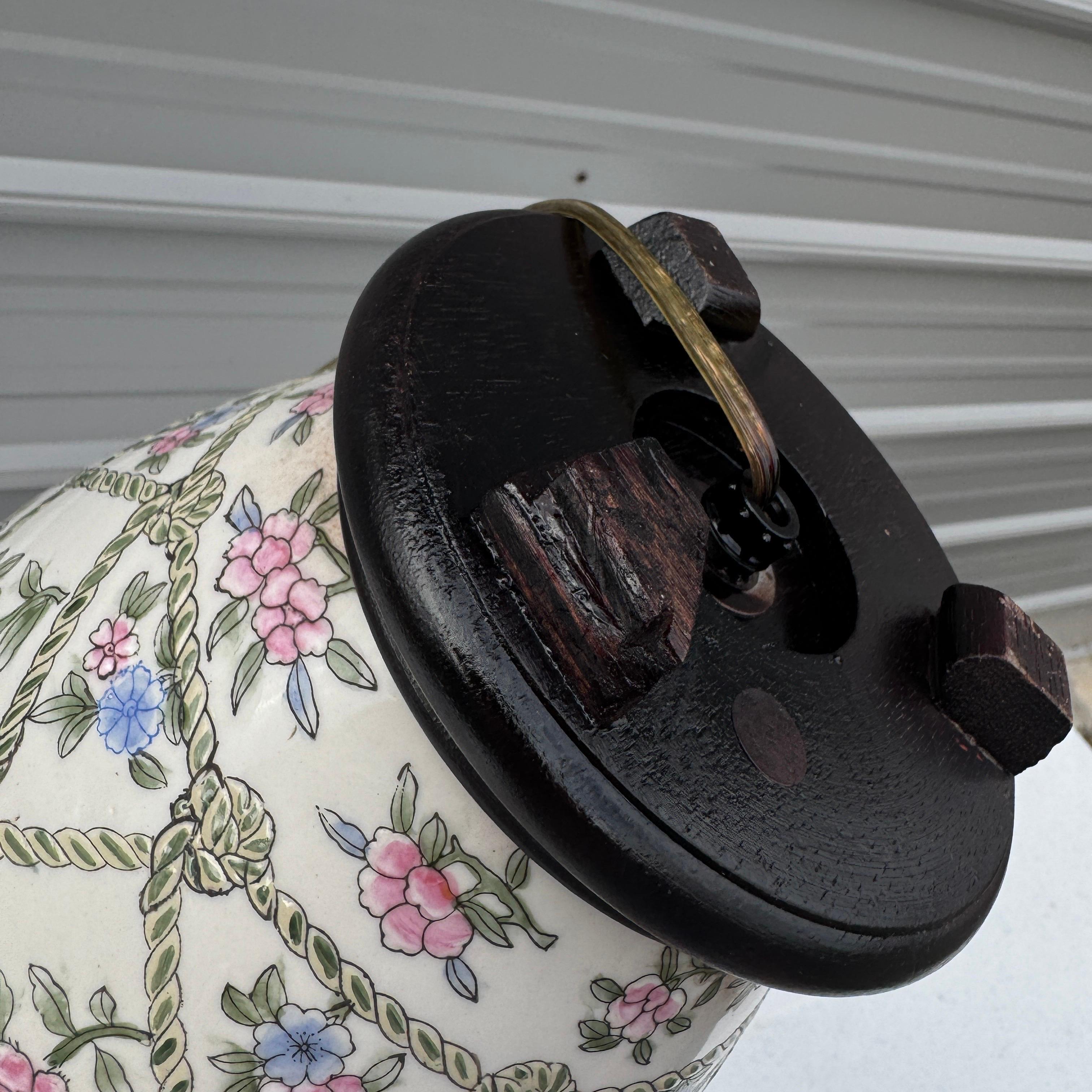 Lampe à pot en gingembre Chinoiserie du milieu du 20e siècle avec motifs floraux et treillis de corde en vente 3