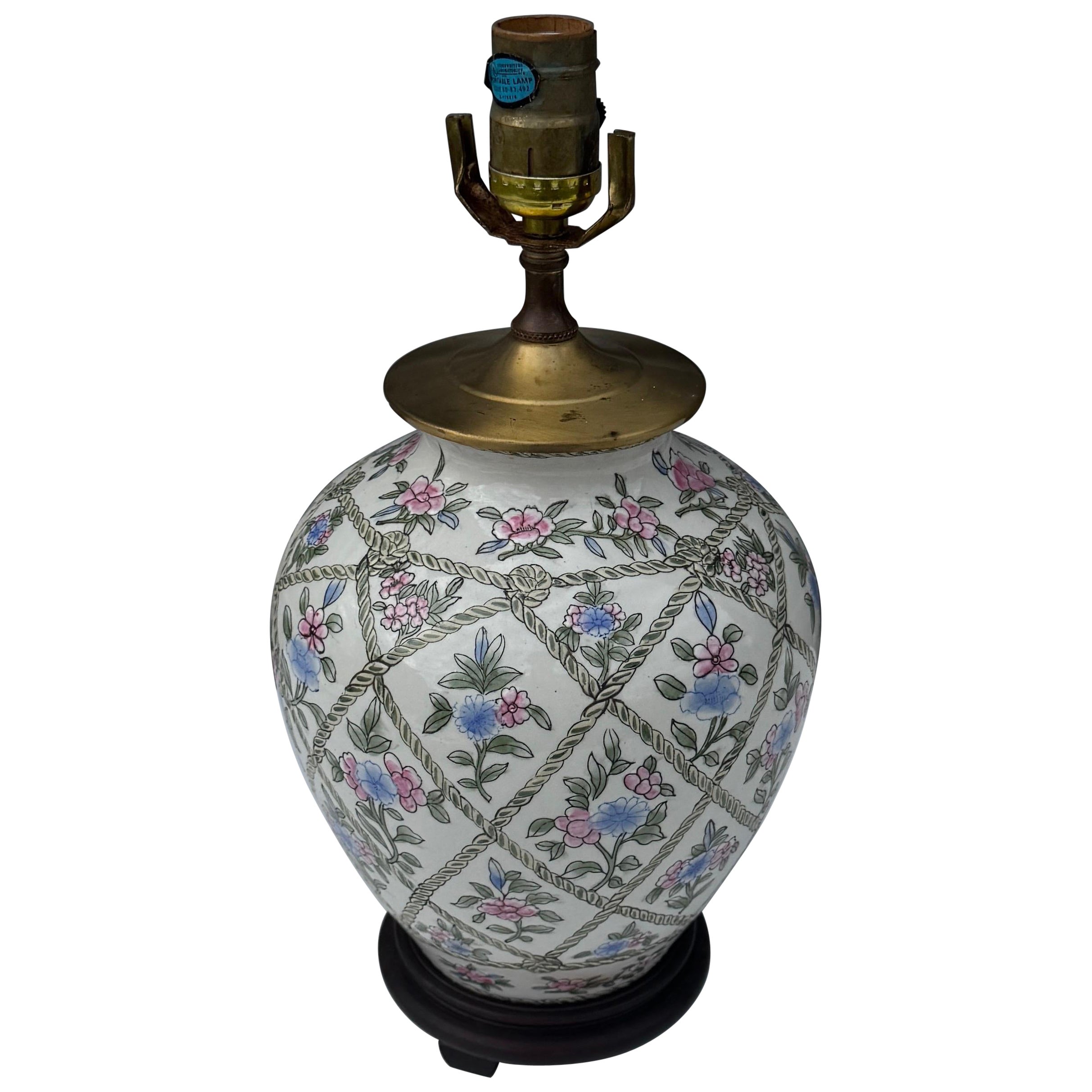 Lampe à pot en gingembre Chinoiserie du milieu du 20e siècle avec motifs floraux et treillis de corde en vente