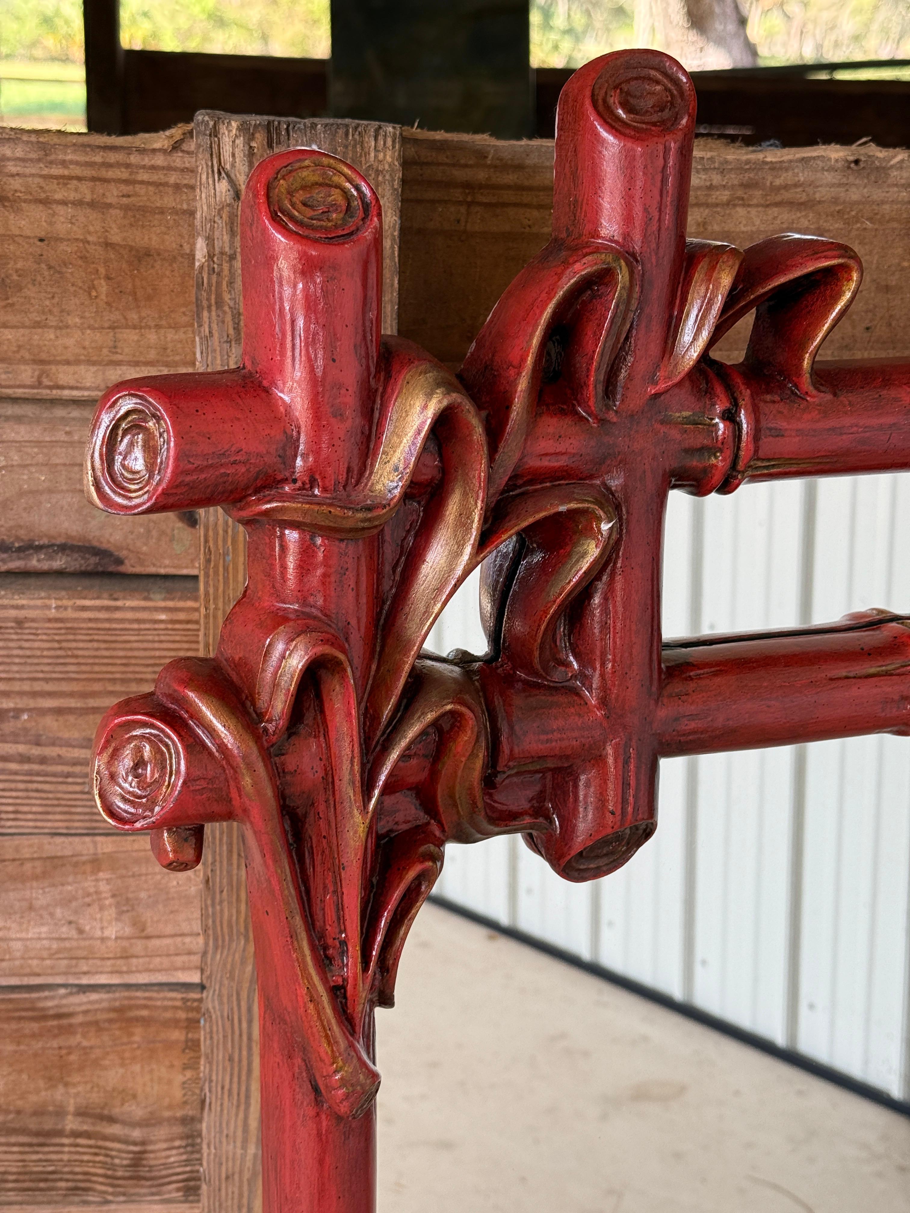 Un sorprendente specchio da parete vintage di Gampel-Stoll, caratterizzato dall'originale finitura laccata rossa con accenti dorati.
Questo pezzo in stile Chinoiserie vanta un'intricata cornice in finto bambù intagliato con eleganti dettagli