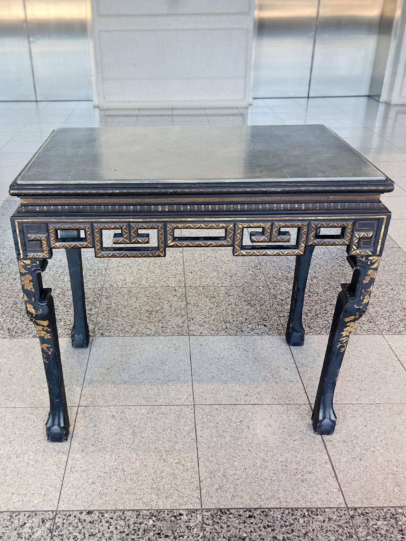 20ième siècle Table d'appoint en ardoise Chinoiserie du milieu du 20e siècle en vente
