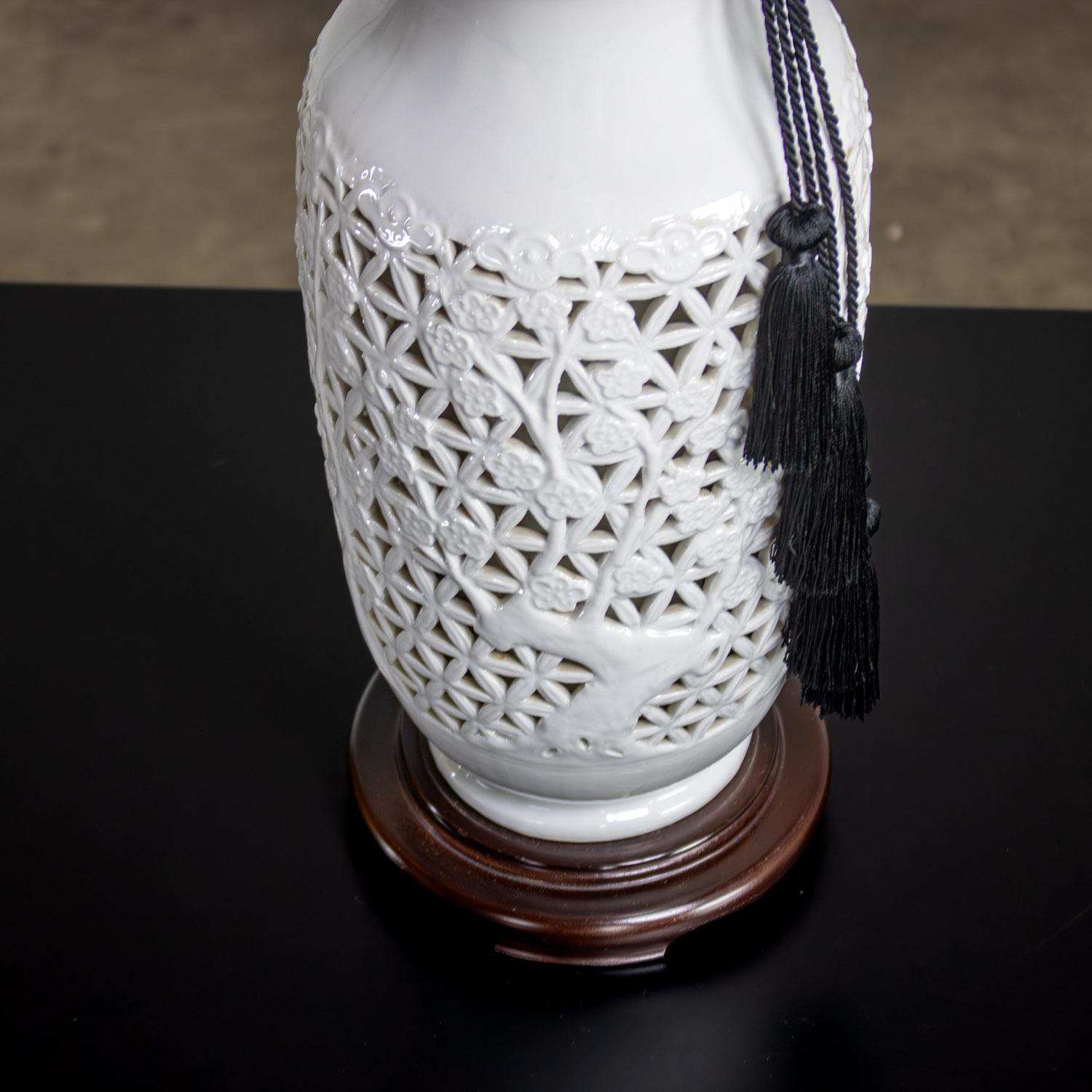 Mid-20th Century Chinoiserie Table Lamp White Pierced Porcelain Blanc De Chine en vente 3