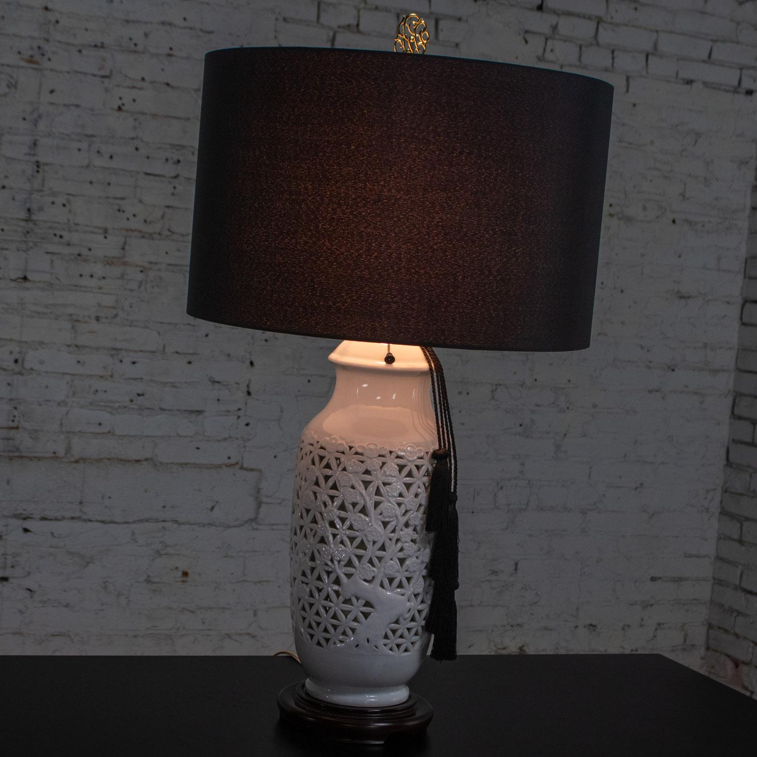 Mid-20th Century Chinoiserie Table Lamp White Pierced Porcelain Blanc De Chine en vente 4