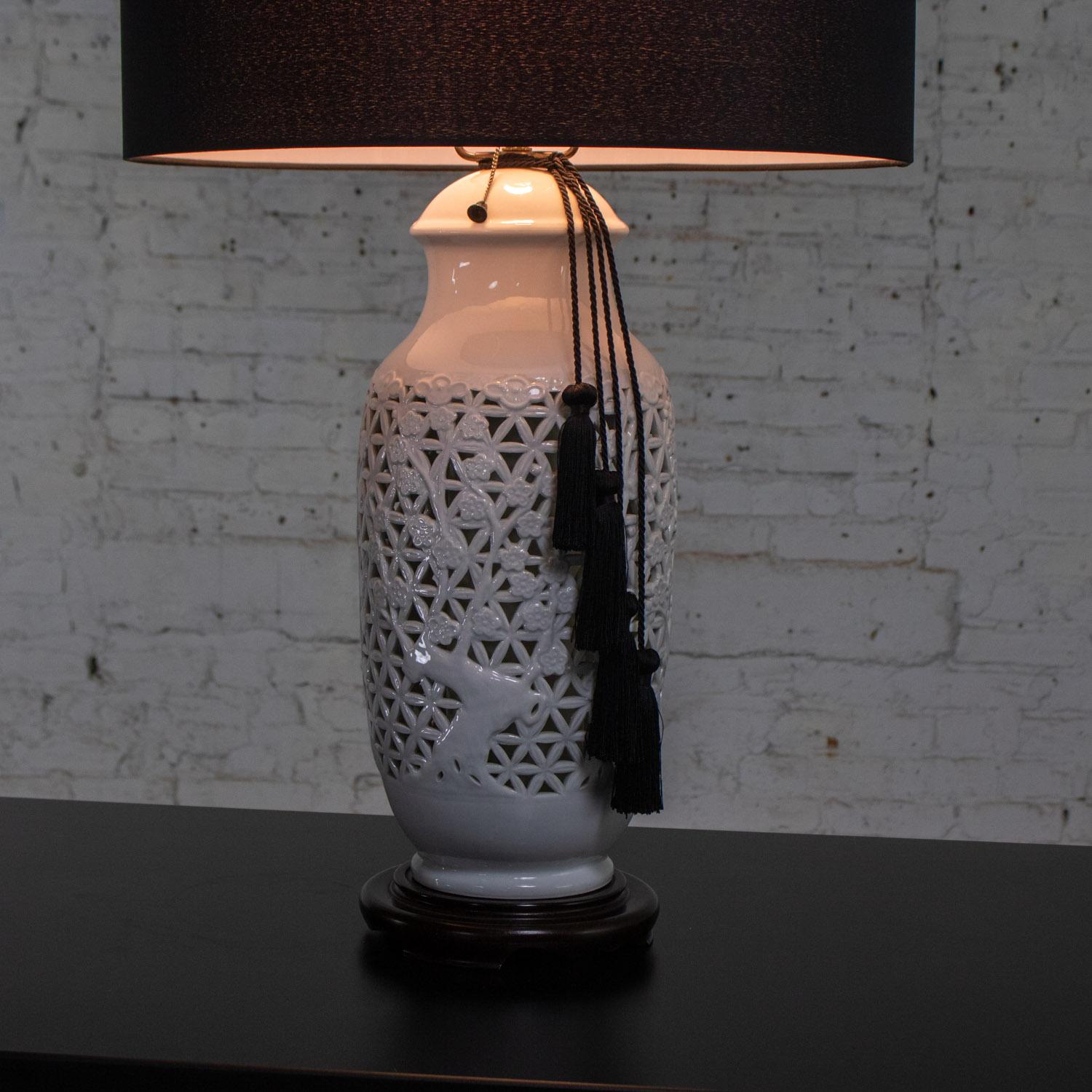 Mid-20th Century Chinoiserie Table Lamp White Pierced Porcelain Blanc De Chine en vente 5