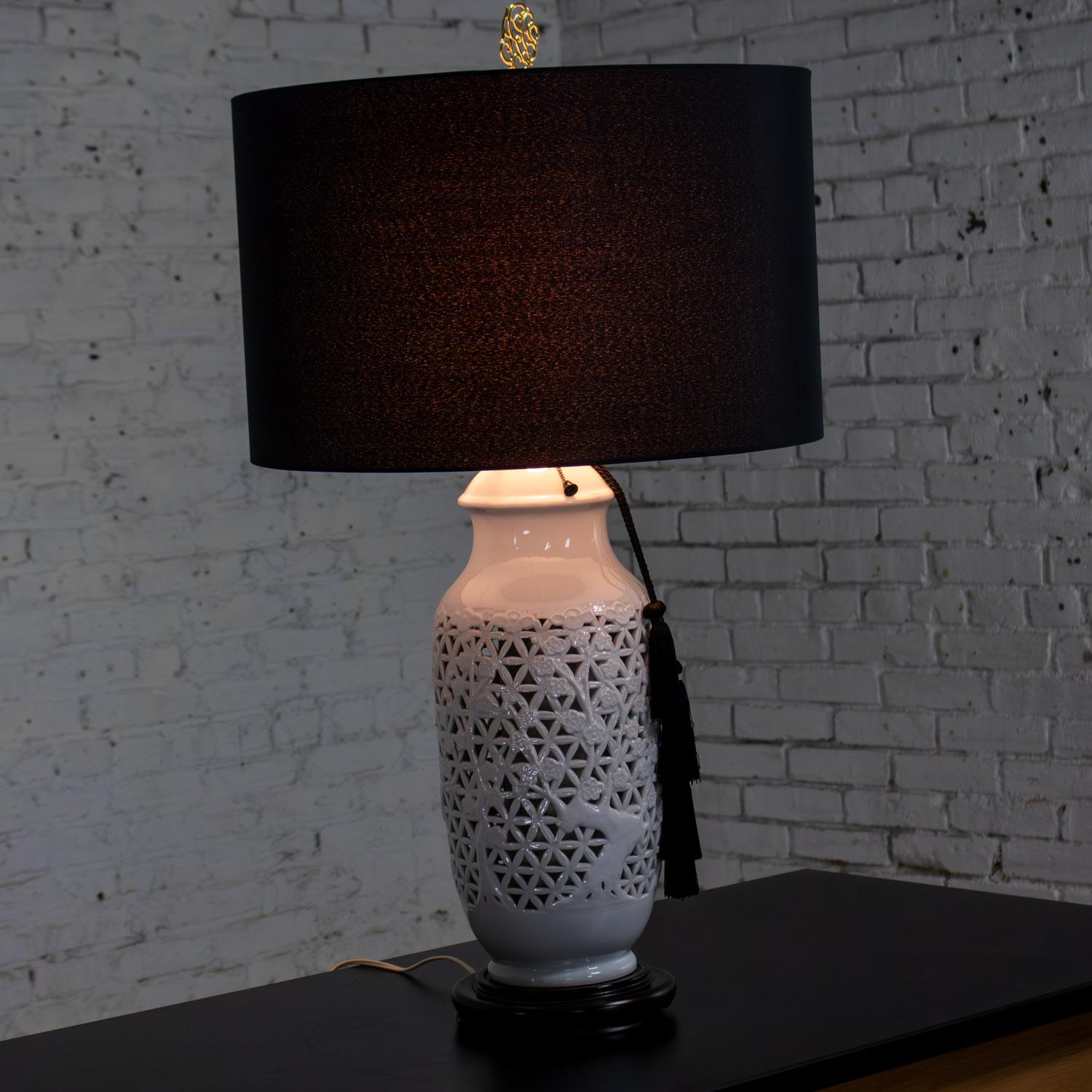 Mid-20th Century Chinoiserie Table Lamp White Pierced Porcelain Blanc De Chine en vente 6