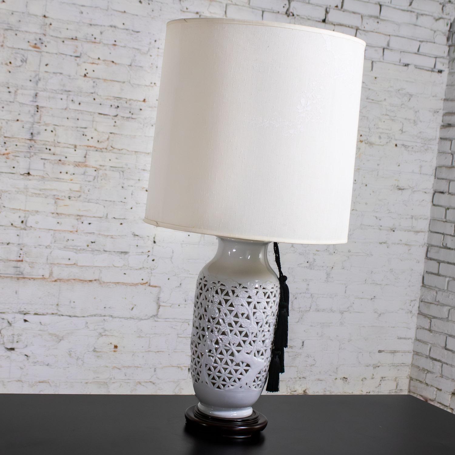 Mid-20th Century Chinoiserie Table Lamp White Pierced Porcelain Blanc De Chine en vente 7