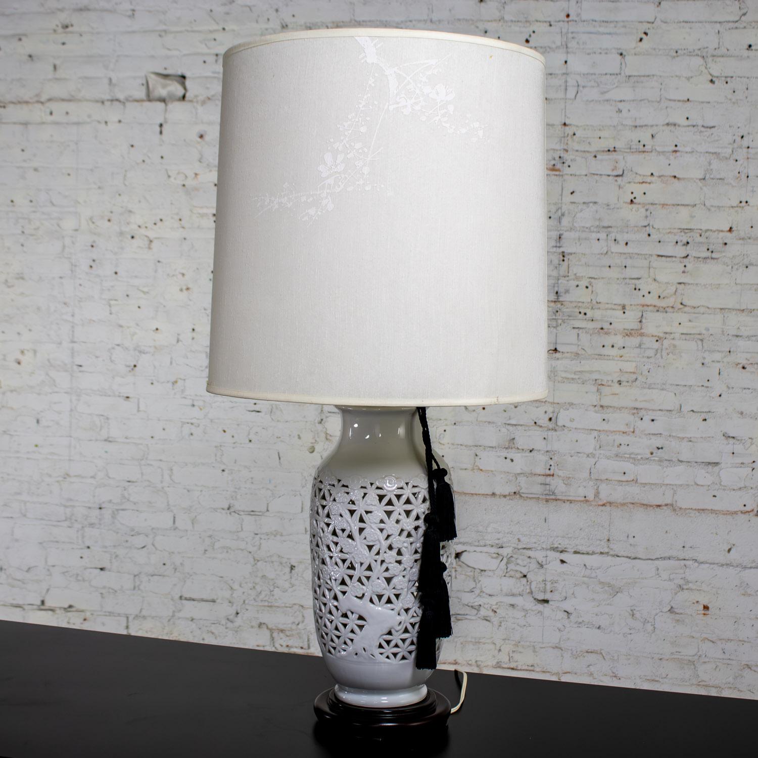 Mid-20th Century Chinoiserie Table Lamp White Pierced Porcelain Blanc De Chine en vente 8