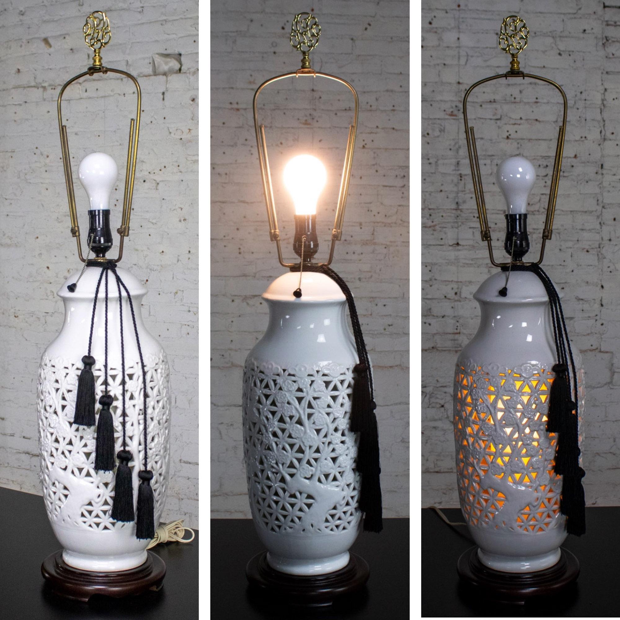 Mid-20th Century Chinoiserie Table Lamp White Pierced Porcelain Blanc De Chine en vente 9
