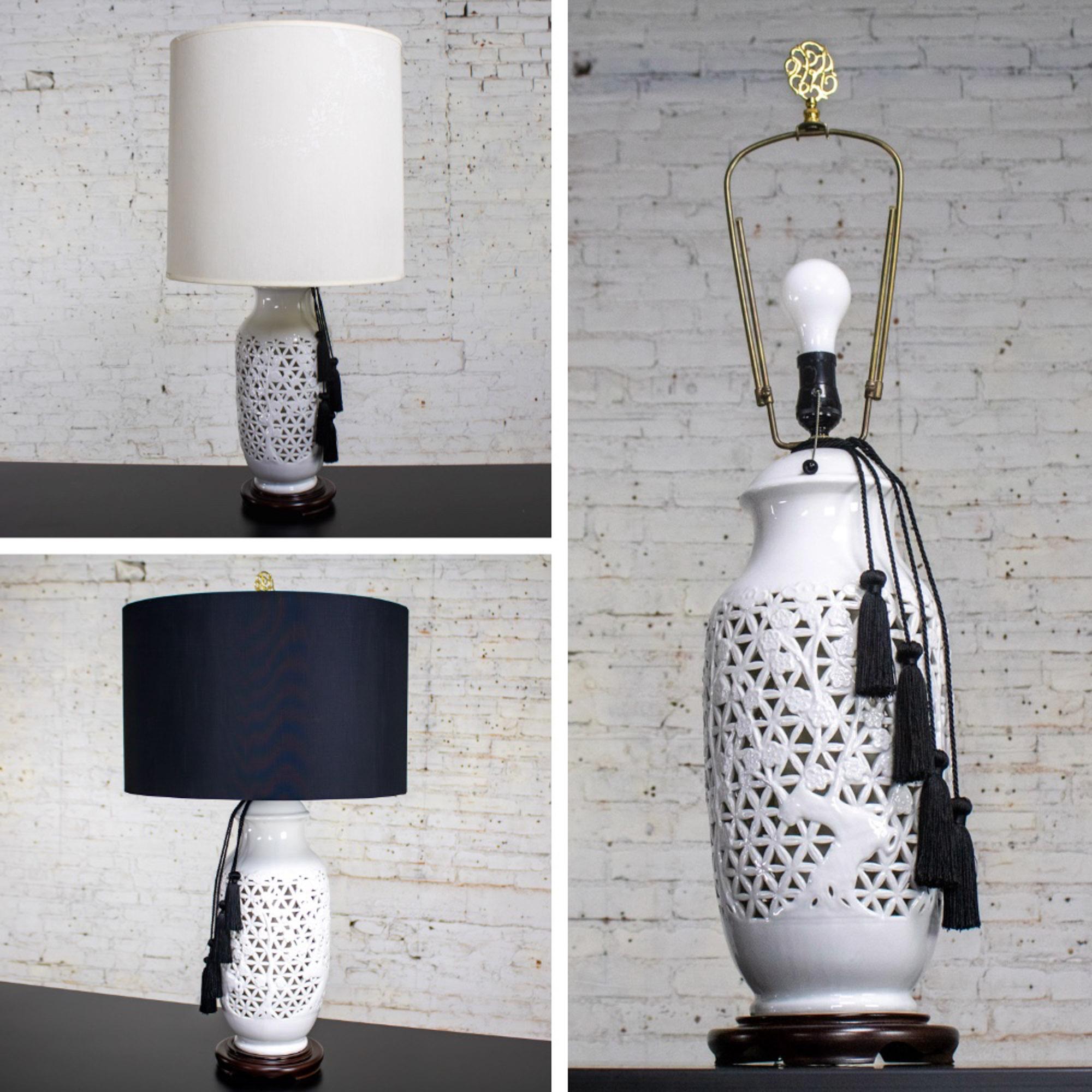 Mid-20th Century Chinoiserie Table Lamp White Pierced Porcelain Blanc De Chine en vente 10