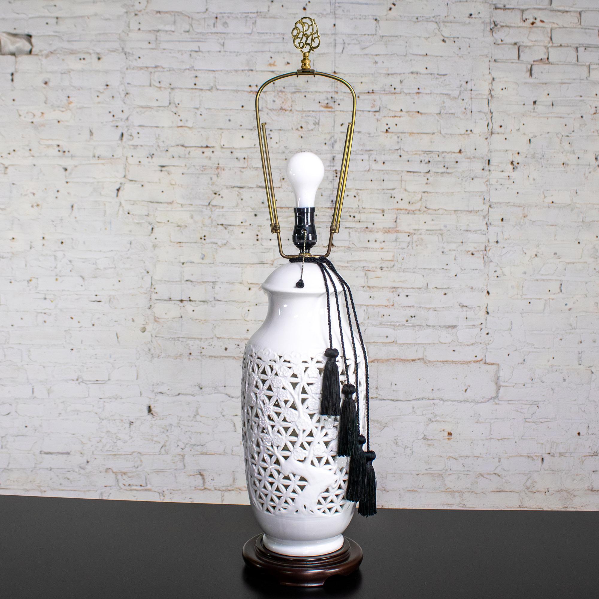 Mid-20th Century Chinoiserie Table Lamp White Pierced Porcelain Blanc De Chine en vente 12