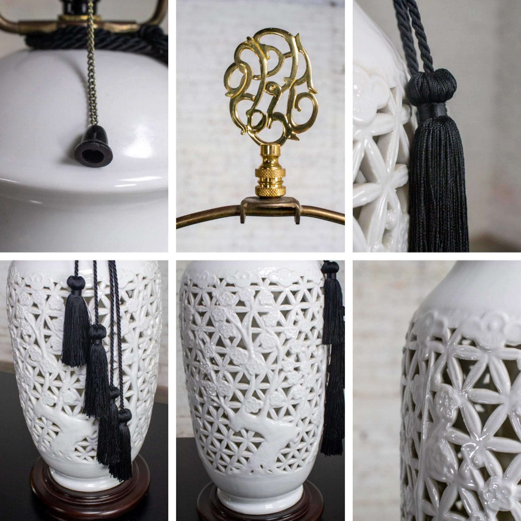 Mid-20th Century Chinoiserie Table Lamp White Pierced Porcelain Blanc De Chine en vente 13