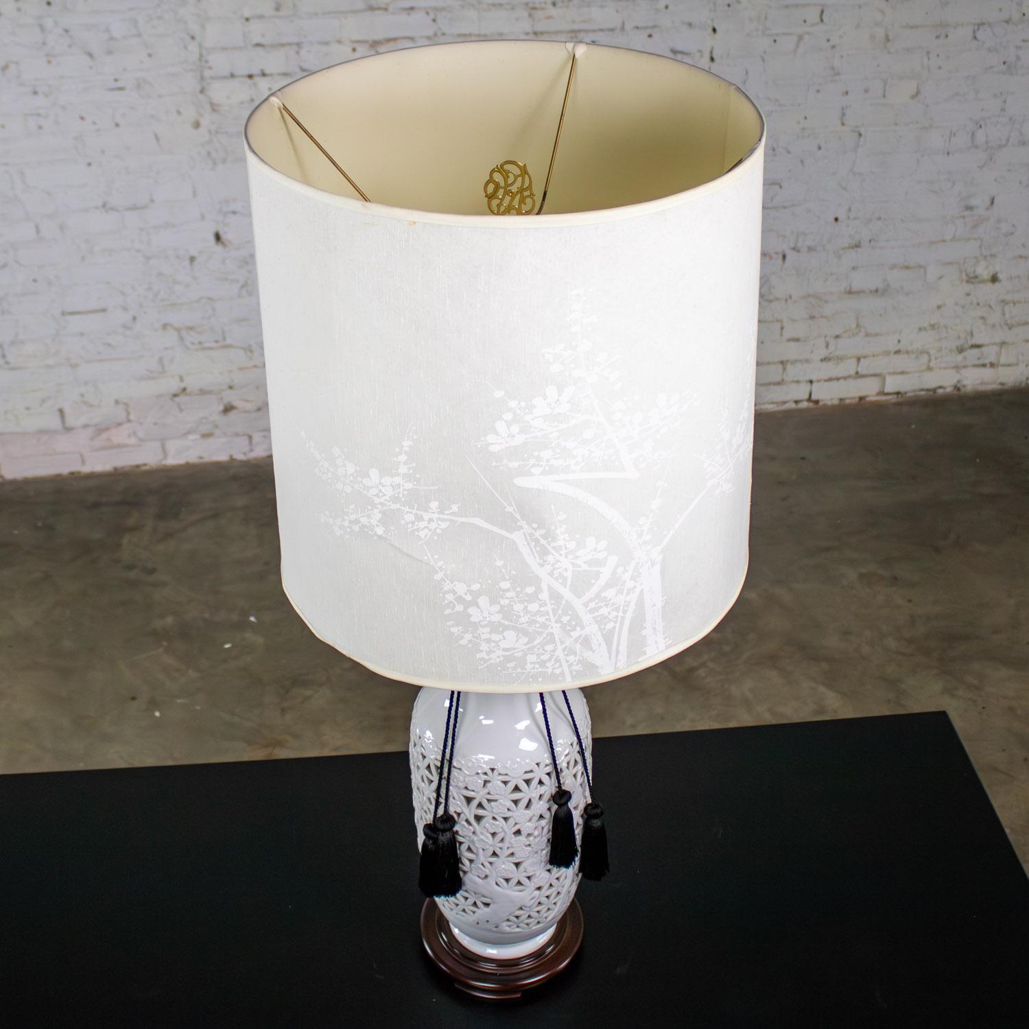Japonais Mid-20th Century Chinoiserie Table Lamp White Pierced Porcelain Blanc De Chine en vente