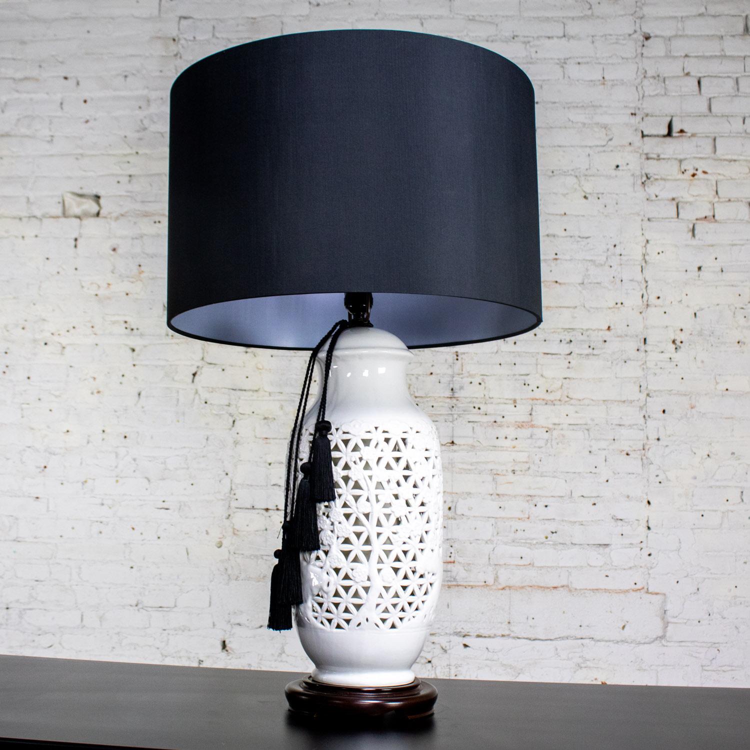 Mid-20th Century Chinoiserie Table Lamp White Pierced Porcelain Blanc De Chine Bon état - En vente à Topeka, KS