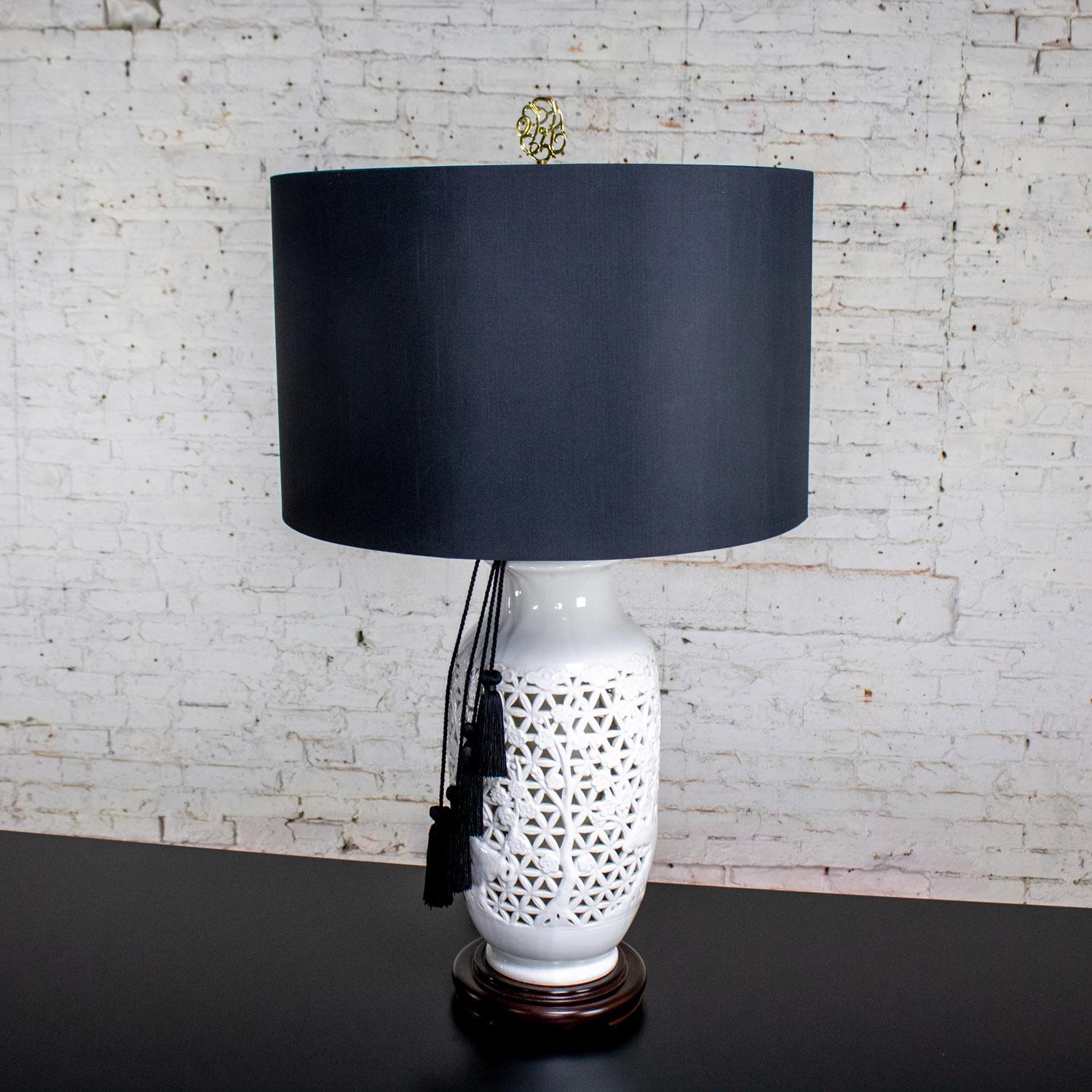 20ième siècle Mid-20th Century Chinoiserie Table Lamp White Pierced Porcelain Blanc De Chine en vente