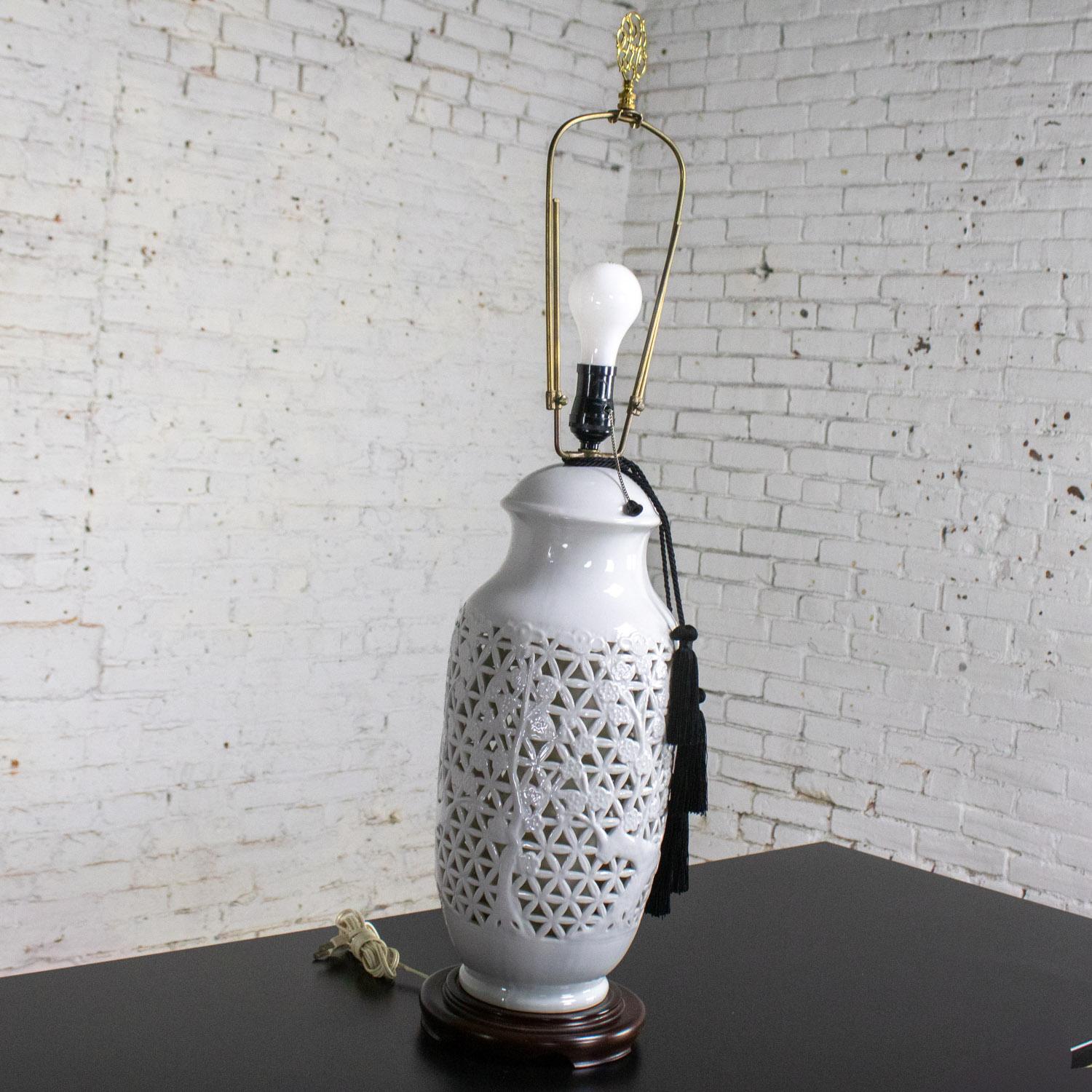 Porcelaine Mid-20th Century Chinoiserie Table Lamp White Pierced Porcelain Blanc De Chine en vente