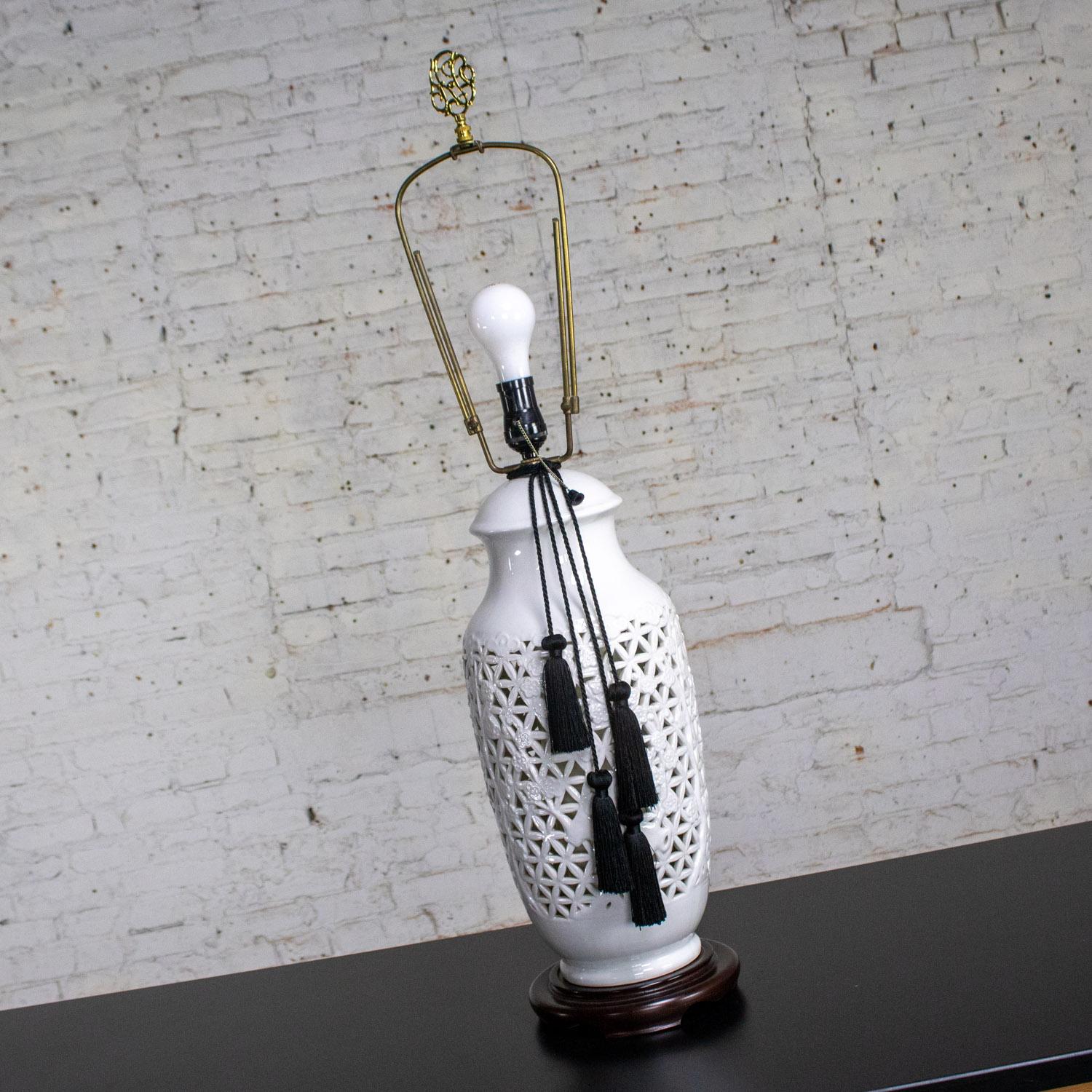 Mid-20th Century Chinoiserie Table Lamp White Pierced Porcelain Blanc De Chine en vente 1