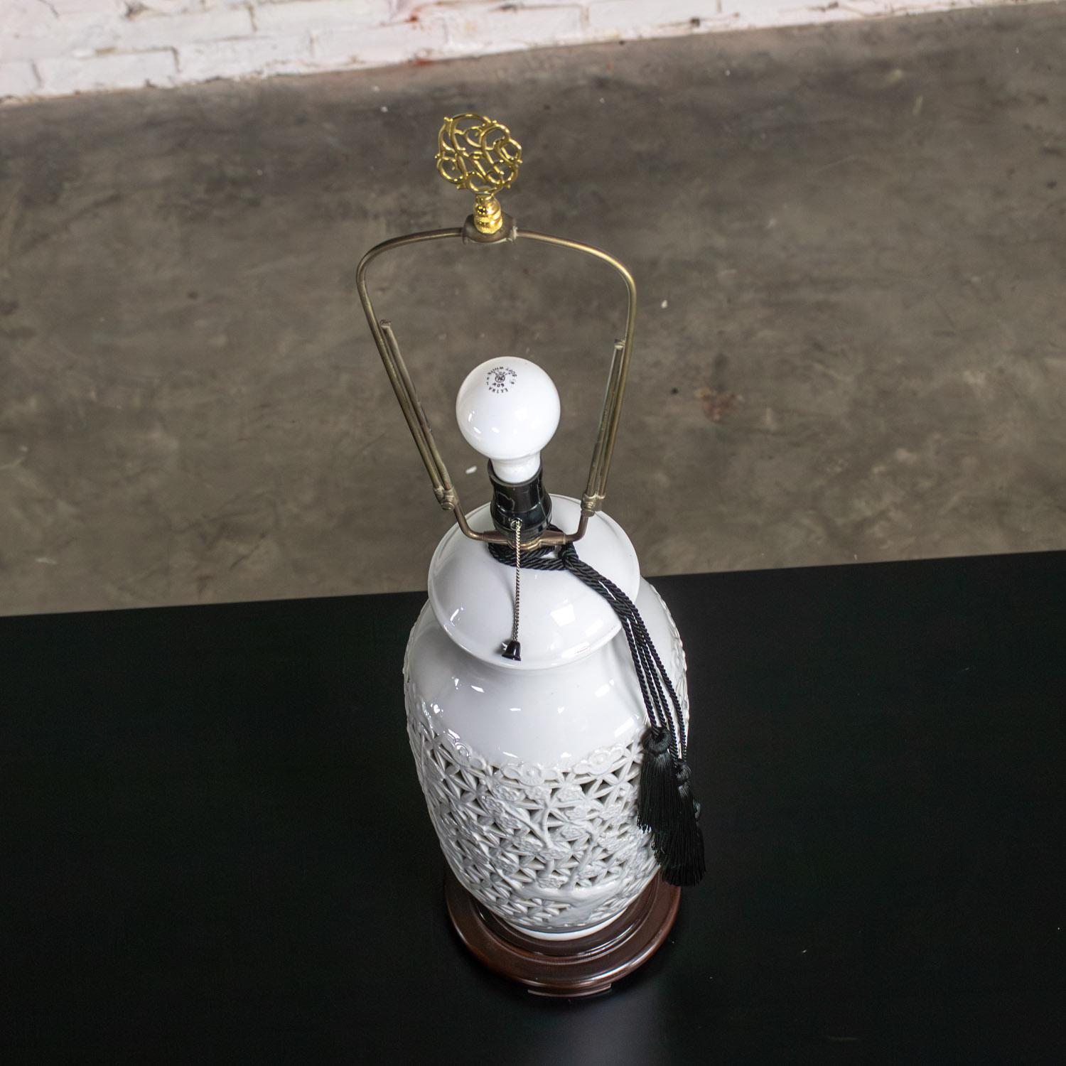 Mid-20th Century Chinoiserie Table Lamp White Pierced Porcelain Blanc De Chine en vente 2