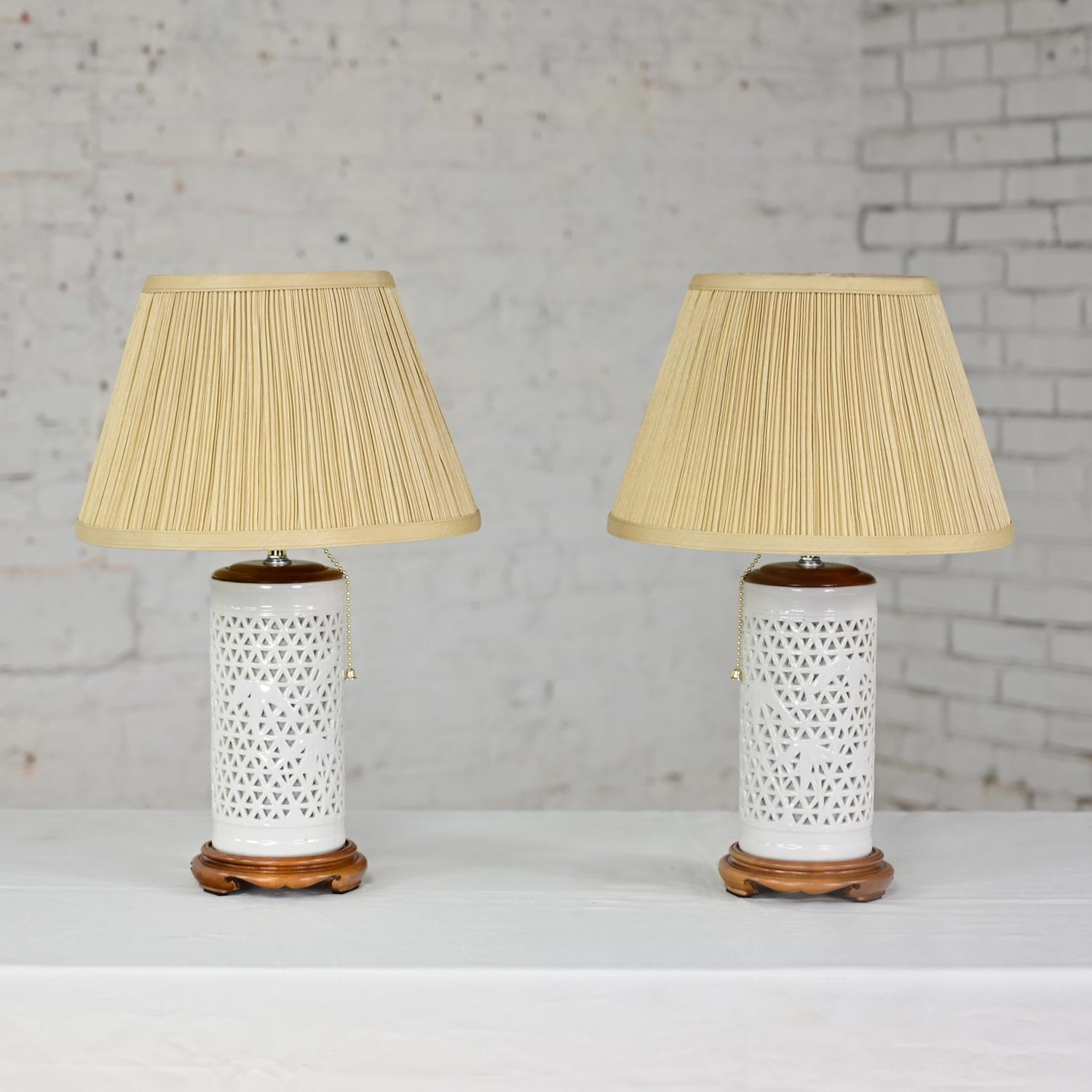 Mid-20th Century Chinoiserie White Pierced Porcelain Blanc De Chine Pair of Lamp For Sale 5