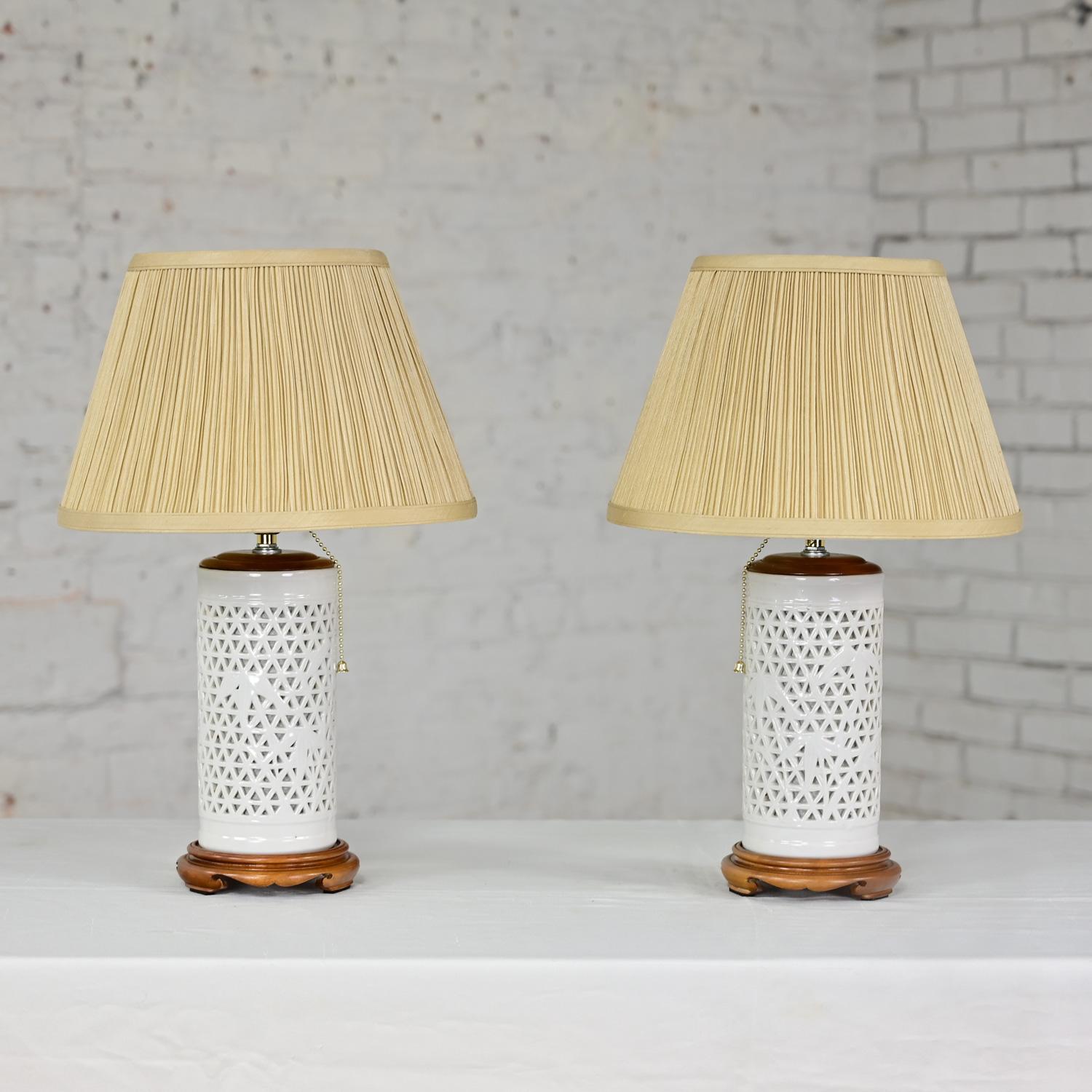 Mid-20th Century Chinoiserie White Pierced Porcelain Blanc De Chine Pair of Lamp For Sale 6