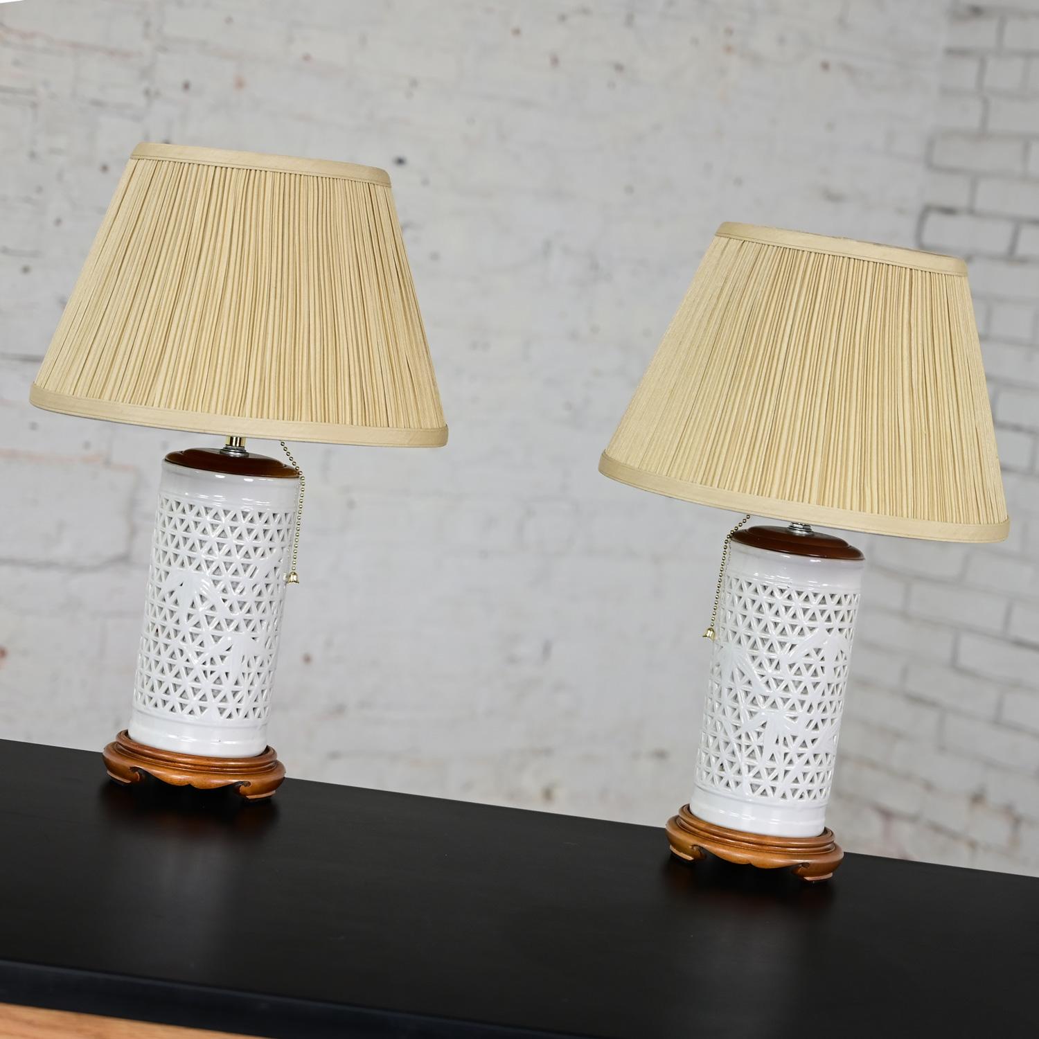 Mid-20th Century Chinoiserie White Pierced Porcelain Blanc De Chine Pair of Lamp For Sale 7