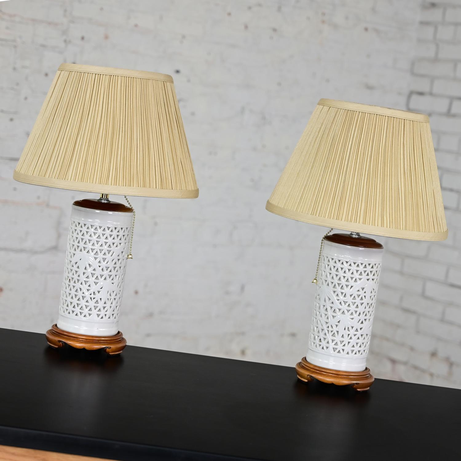 Mid-20th Century Chinoiserie White Pierced Porcelain Blanc De Chine Pair of Lamp 7