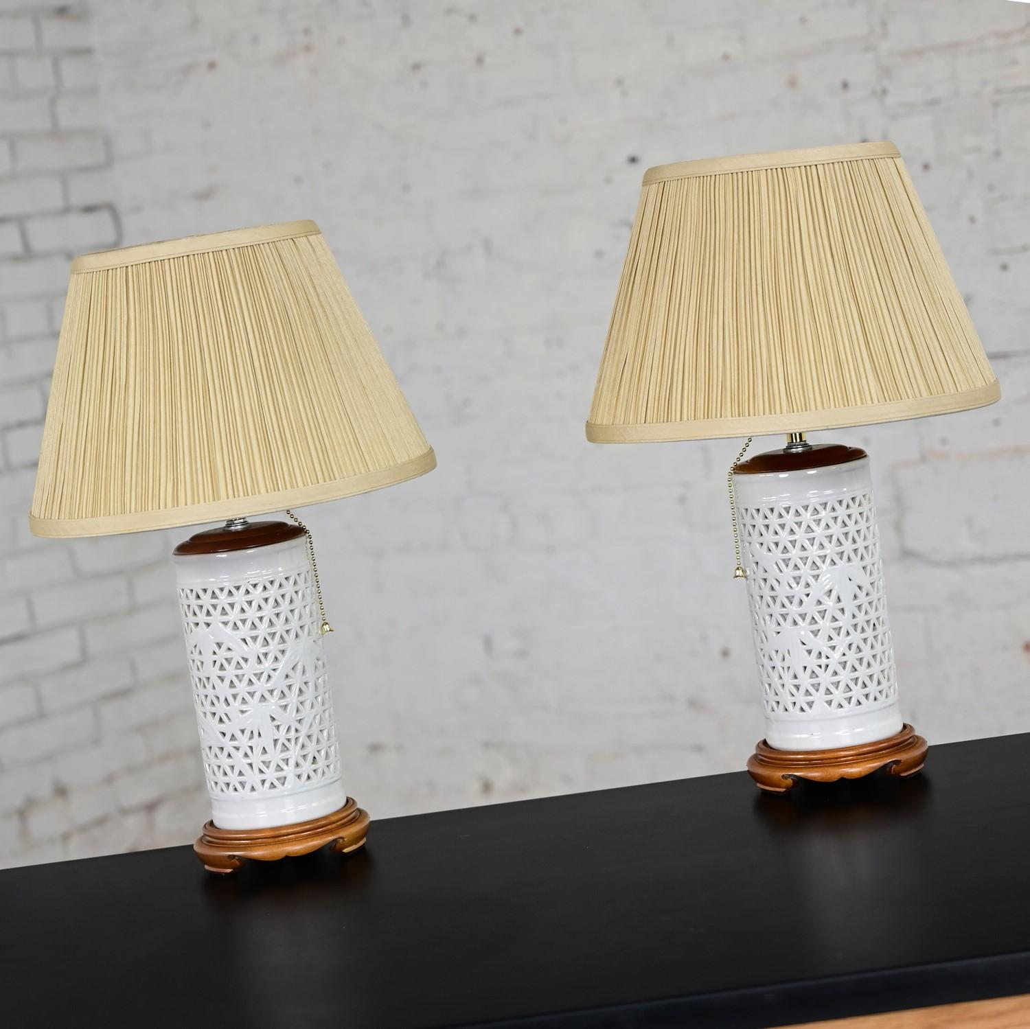 Mid-20th Century Chinoiserie White Pierced Porcelain Blanc De Chine Pair of Lamp For Sale 8