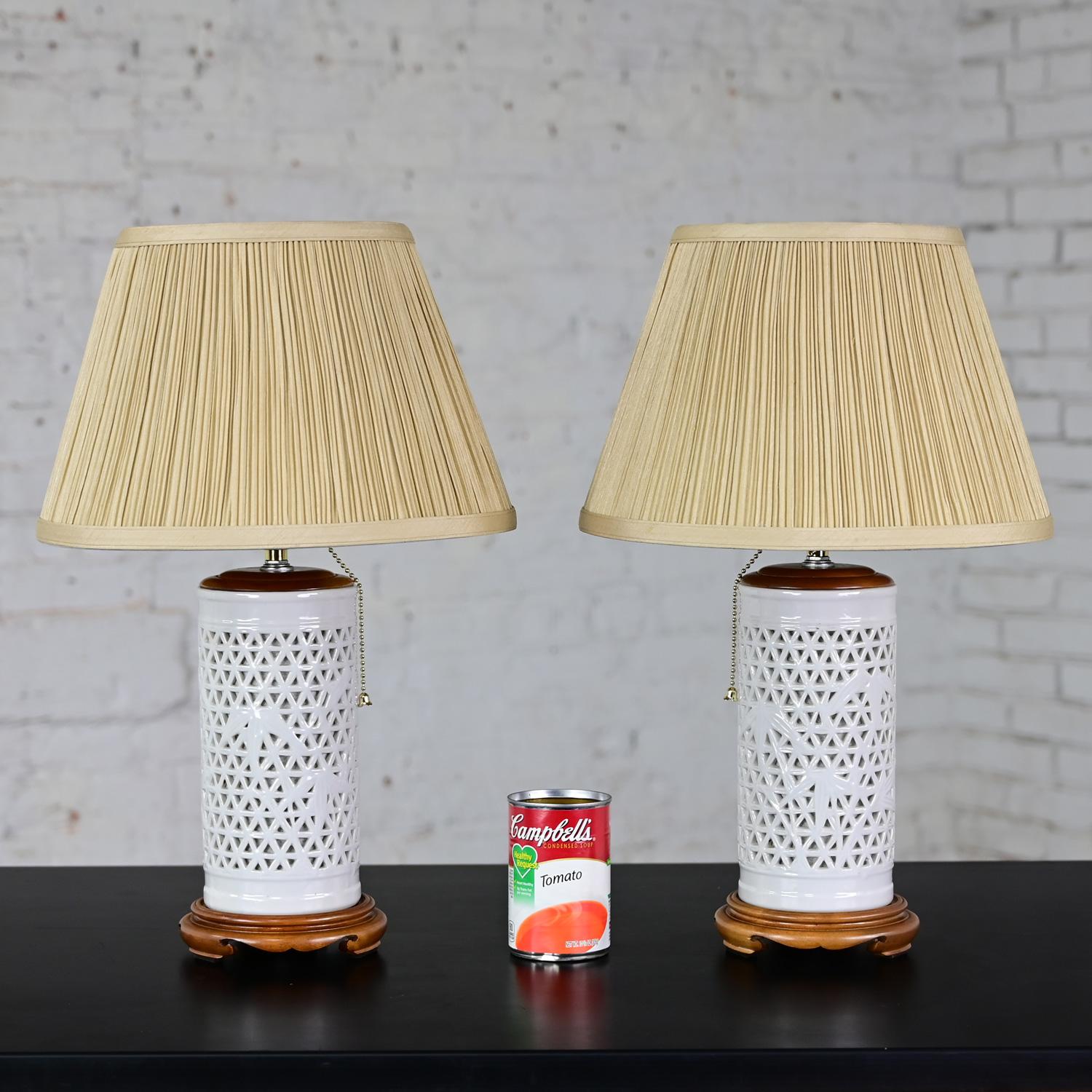 Mid-20th Century Chinoiserie White Pierced Porcelain Blanc De Chine Pair of Lamp For Sale 1