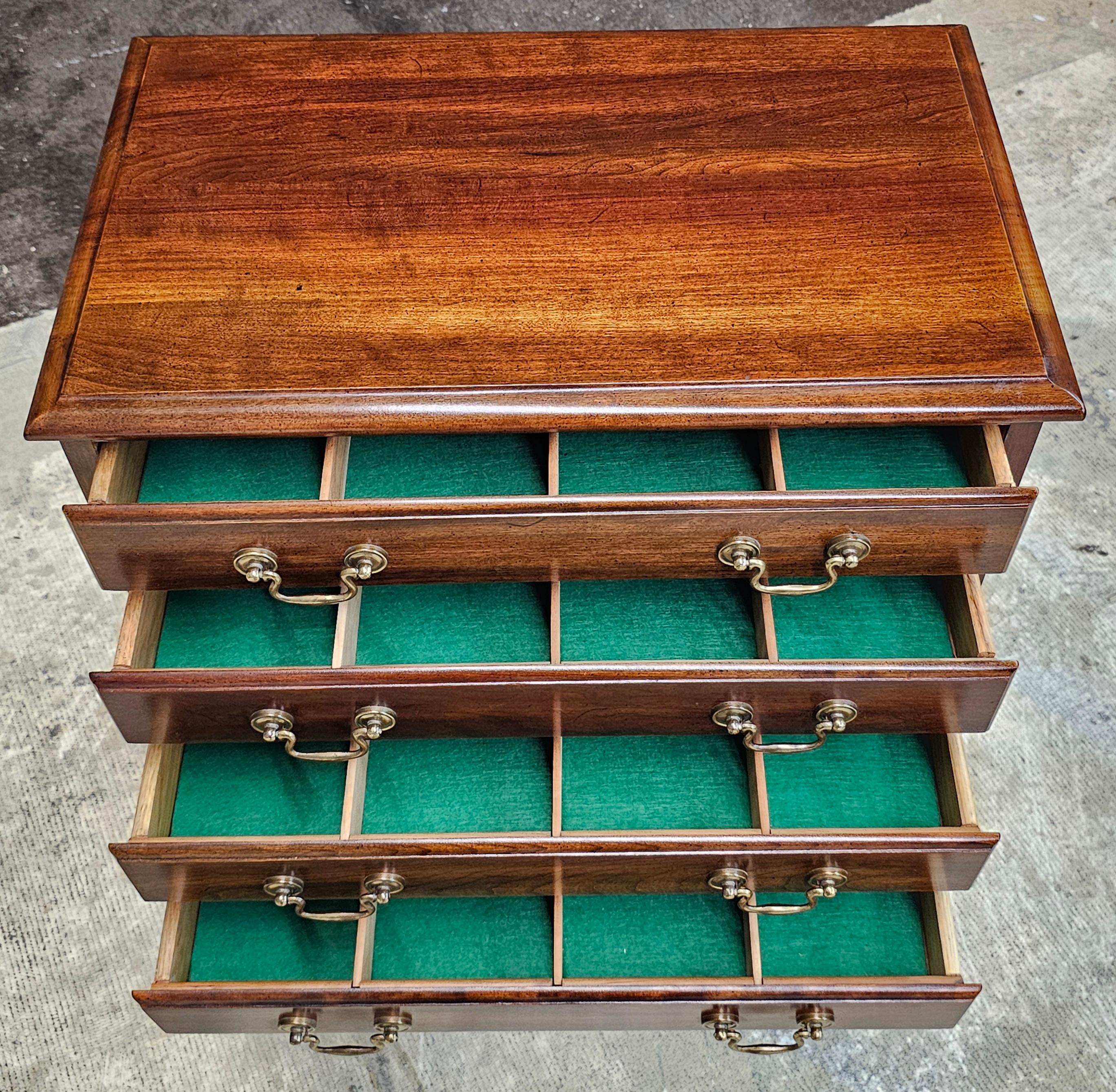 Ottone Cassettone Chippendale a quattro cassetti in ciliegio della metà del 20° secolo in vendita