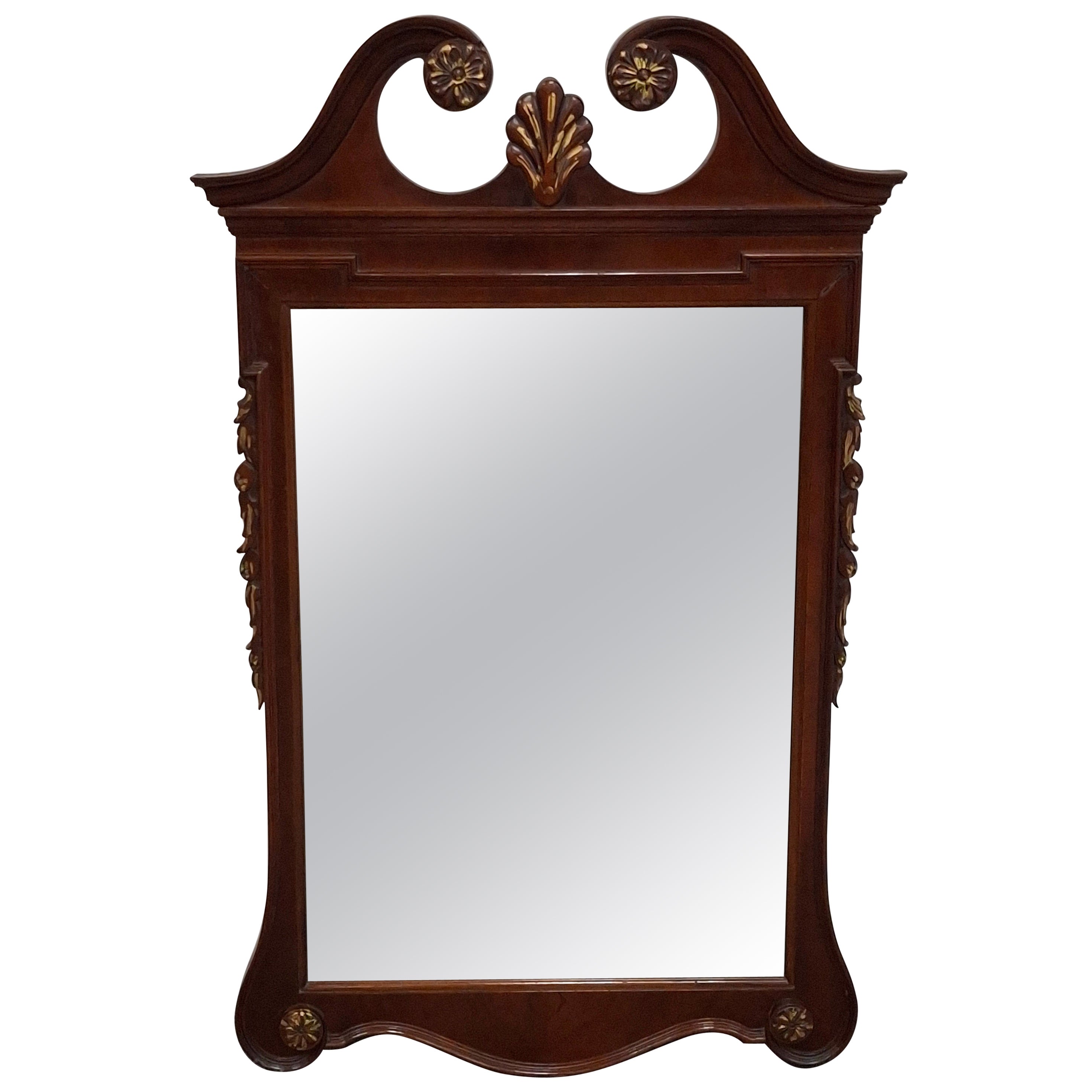 Espejo De Pared De Caoba Dorado Con Orejas De Pergamino Estilo Chippendale De Mediados Del Siglo XX