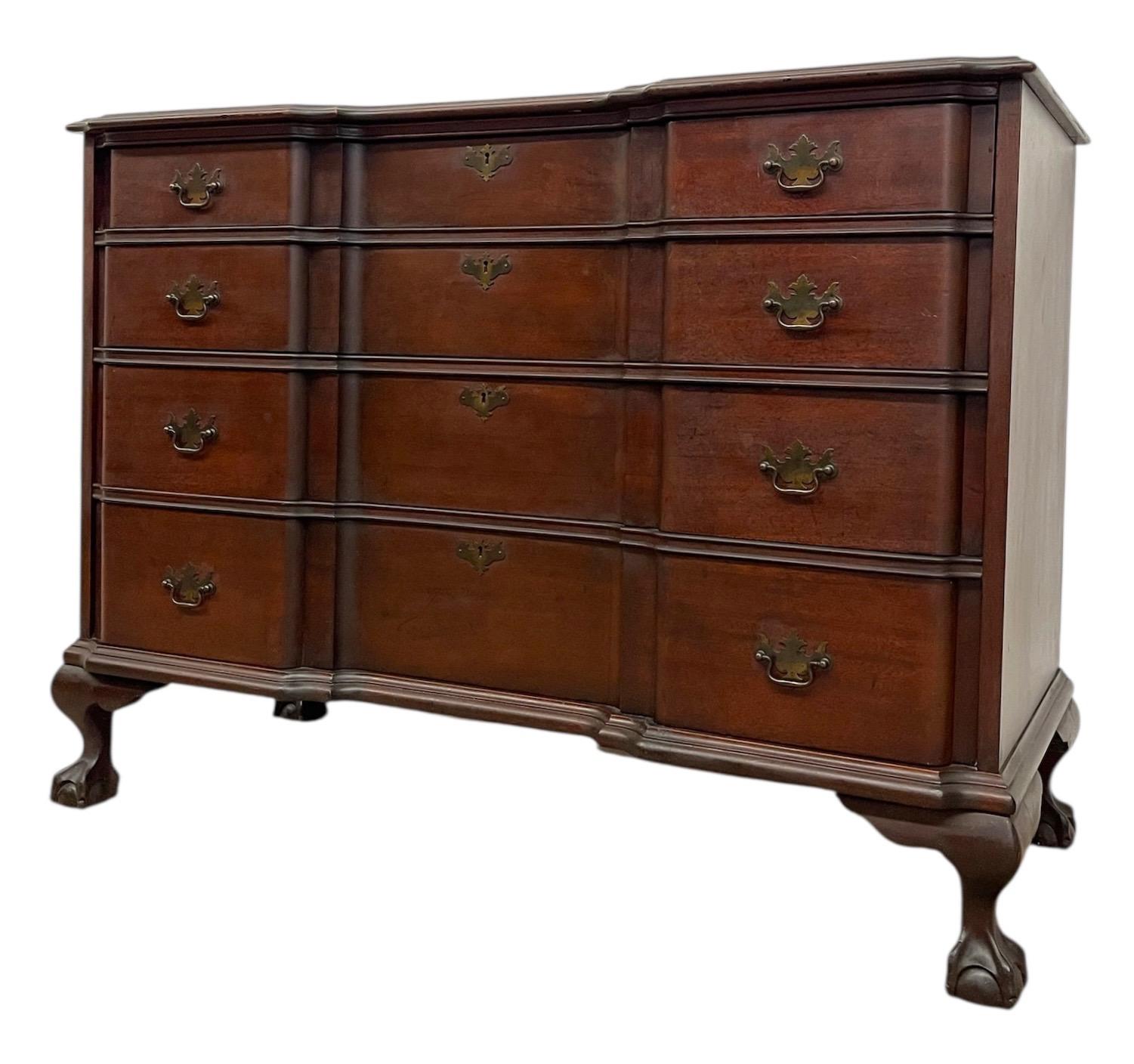 Mid-Century moderno Comò a serpentina in stile Chippendale della metà del XX secolo di Pennsylvania Furniture in vendita