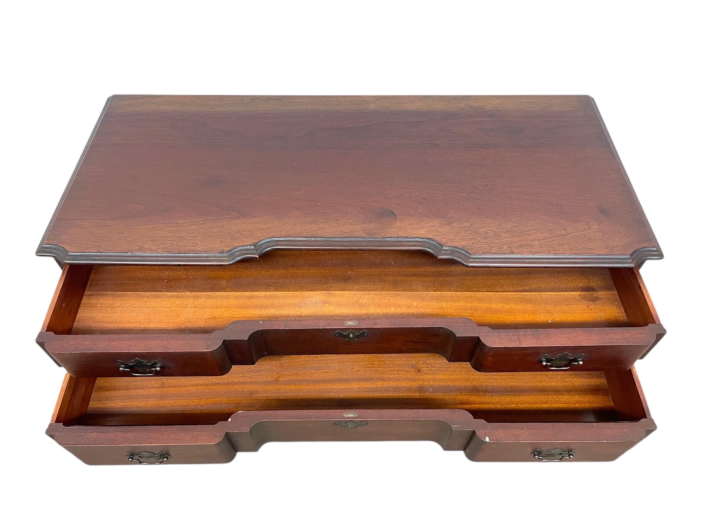 Comò a serpentina in stile Chippendale della metà del XX secolo di Pennsylvania Furniture in vendita 4