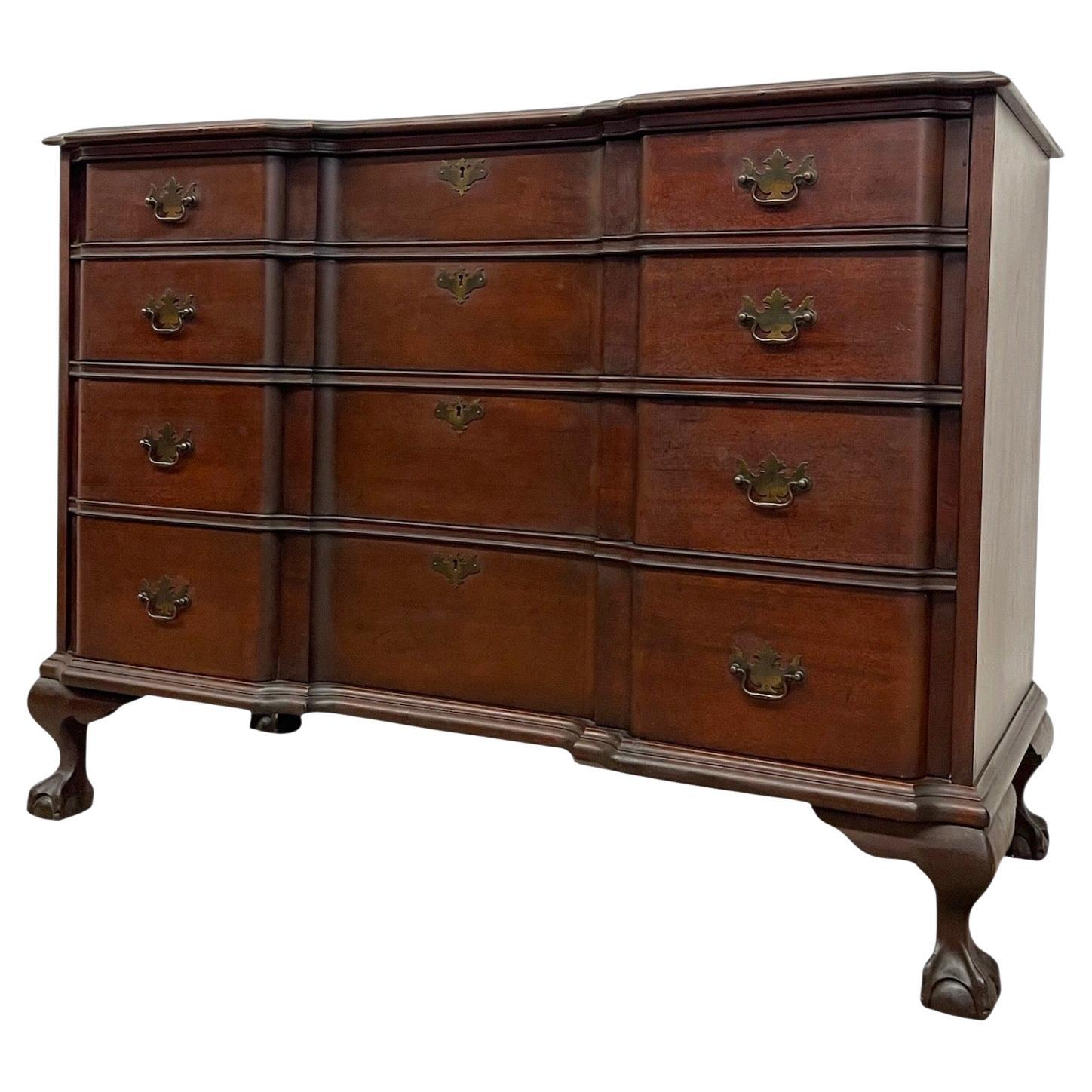 Commode serpentine de style Chippendale du milieu du 20e siècle par Pennsylvania Furniture