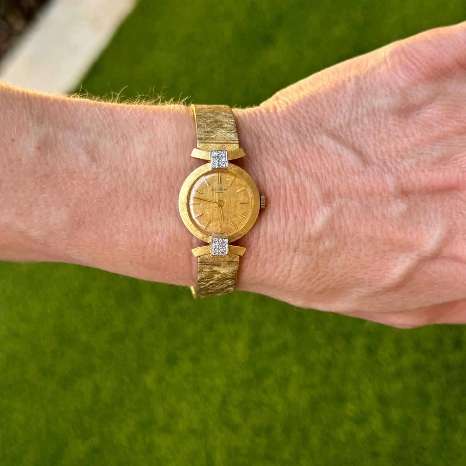L'I.L.A. vintage en or jaune 18 carats. La montre habillée Chopard pour femme est un garde-temps élégant doté d'un boîtier rond orné de 12 diamants taille unique d'une valeur totale de 0,12 cttw, de couleur H-I et de pureté SI. Cette montre