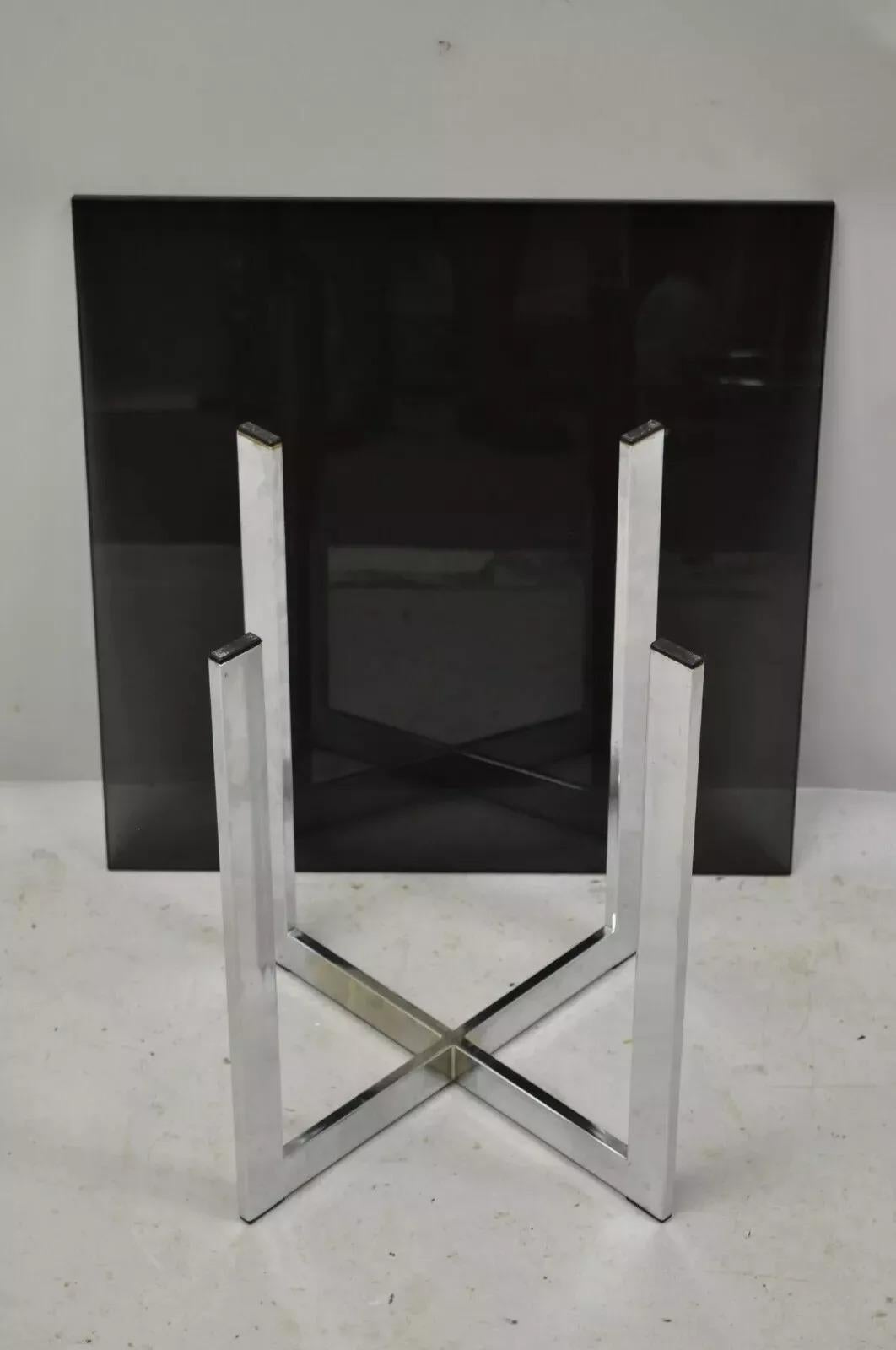 Beistelltisch aus Chrom mit X-Rahmen aus Rauchglas im Barcelona-Stil aus der Mitte des 20. Jahrhunderts im Angebot 4