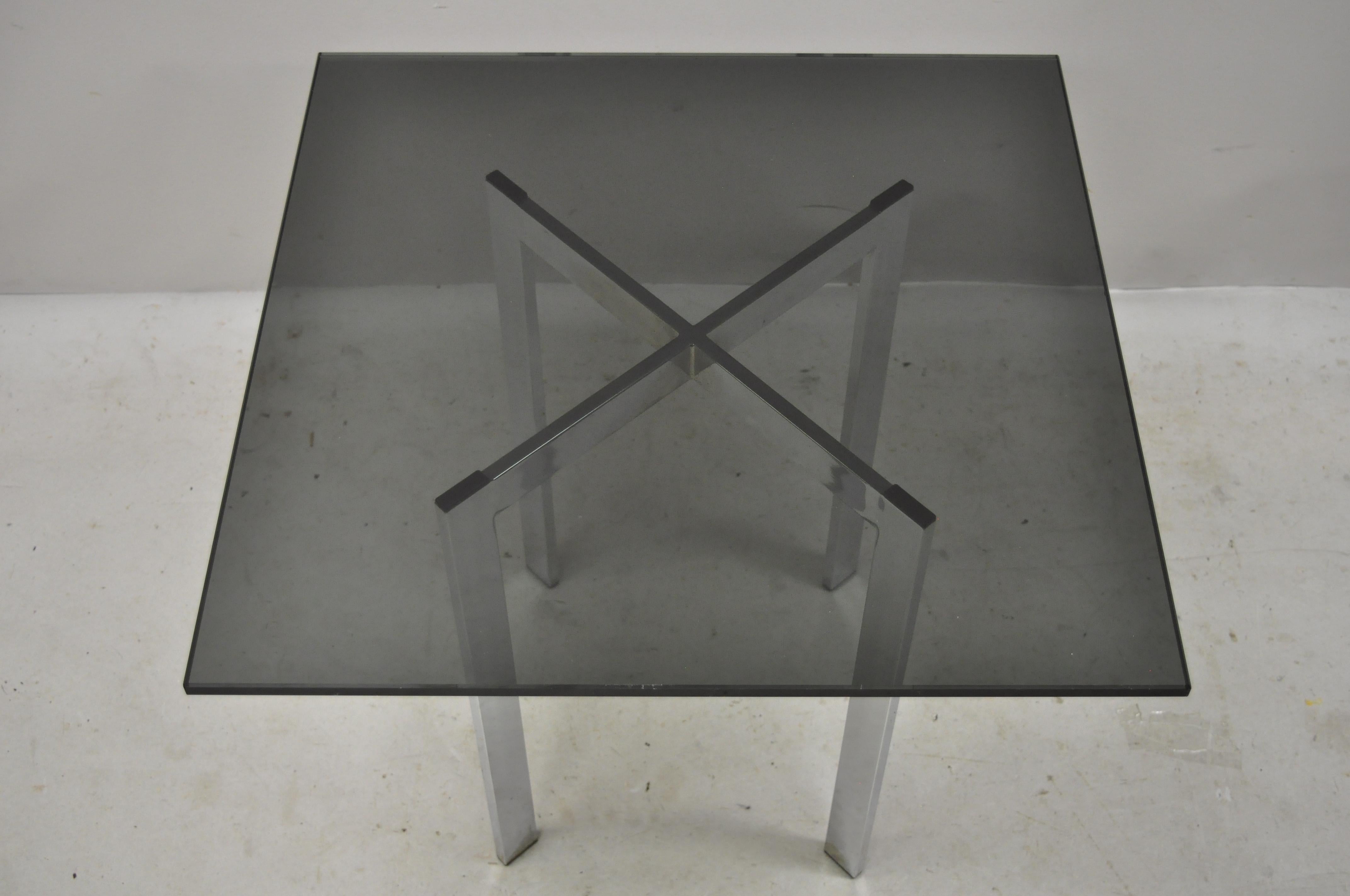 Table d'appoint du milieu du 20e siècle en chrome, verre fumé et cadre en X, style Barcelone. Cet article est doté d'un plateau en verre fumé, d'un cadre en X chromé, de lignes modernistes épurées, d'un style et d'une forme exceptionnels. Peut être