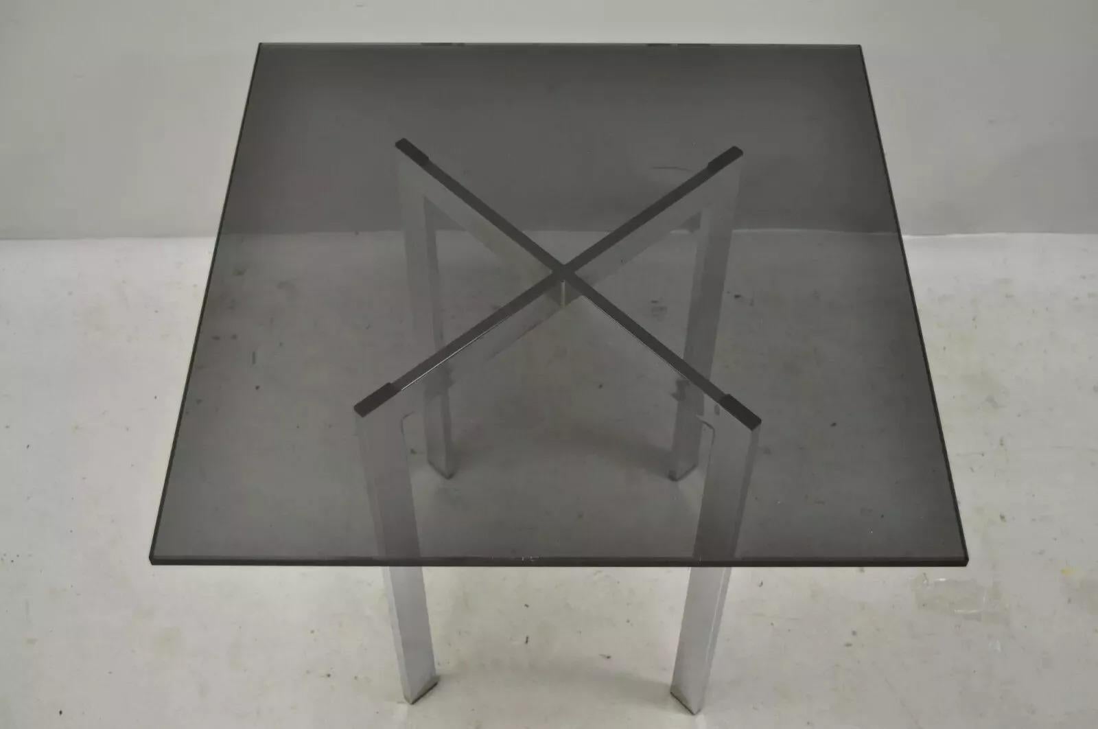Mitte des 20. Jahrhunderts Chrom X-Frame Rauchglas Barcelona Style Side End Table. Der Artikel zeichnet sich durch eine Rauchglasplatte, ein verchromtes X-Gestell, klare, modernistische Linien und eine großartige Form aus. Kann mit dem Sockel nach