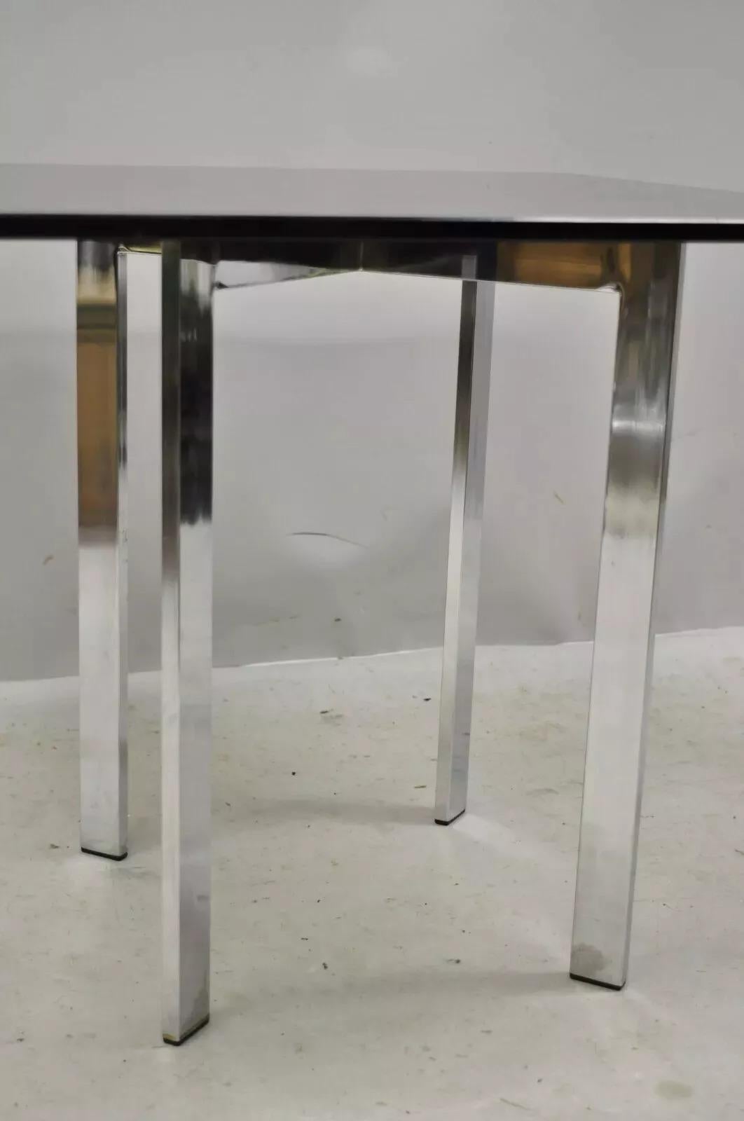 Beistelltisch aus Chrom mit X-Rahmen aus Rauchglas im Barcelona-Stil aus der Mitte des 20. Jahrhunderts (Unbekannt) im Angebot